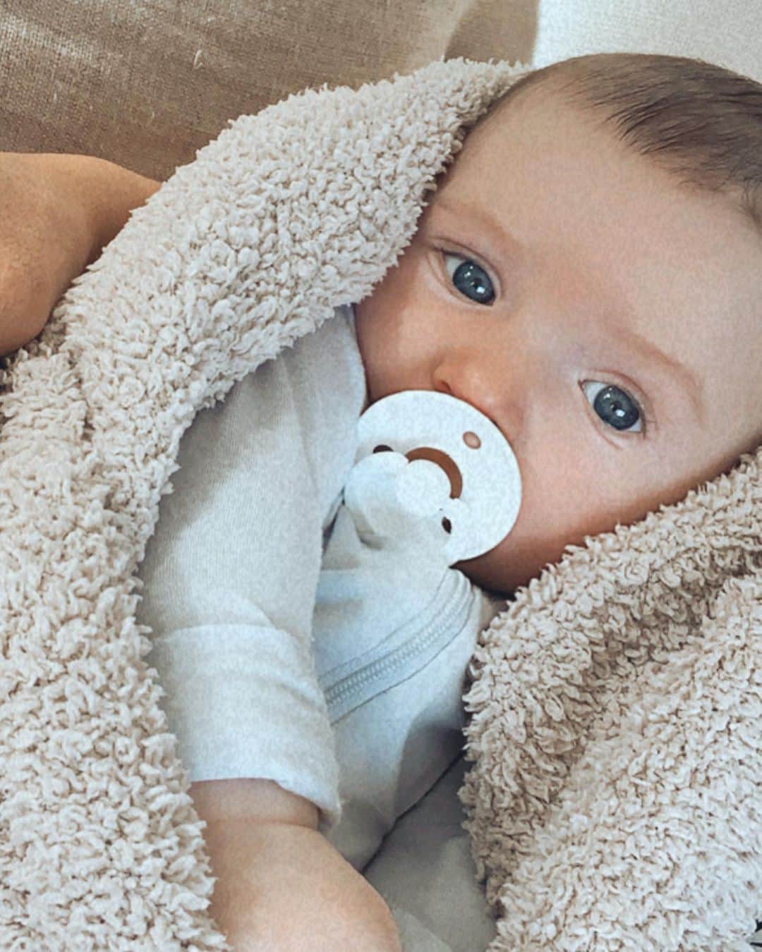 メリッサ・モリナロのインスタグラム：「I always dreamed of having my baby boy and when I tell you Kingston is everything and more than I could have ever imagined. I love being a boy mom. You light up our life! It doesn't matter how tired I am you bring so much happiness to us. How are you 6 months!! I feel like we just brought you home from the hospital! The 1st pic is one of my favs he was 3 months here. Please stop growing so fast😩🥺 I thank God every night for blessing us with another Angel.  Swipe Left!」