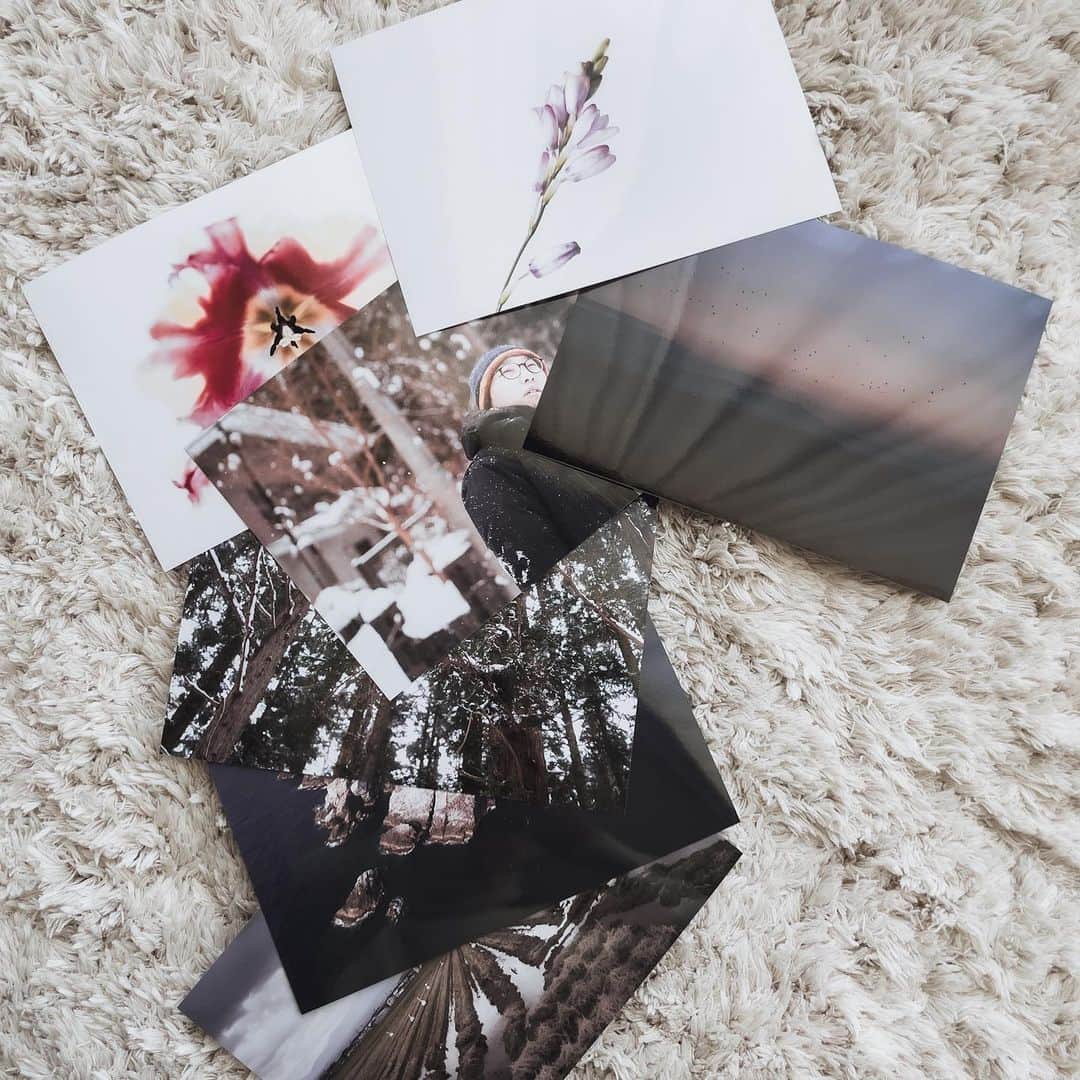 市川渚のインスタグラム：「1年に数万枚写真を撮ってるのだけれど、これまでそれらをほぼ画面の中でしか見ていないというのももったいないなあと思ったり、そのほかにもちょっとしたきっかけがあったりして、2021年はお気に入りの写真をプリントしてみることに挑戦しようかななどと。  まずはテストとして、何枚か、ネットで完結する写真屋さんでプリントしてみたのだけれど、デジタルな写真がフィルムカメラ時代と同じ銀塩で出てくるのは不思議な感じ。思った色が出てない写真ももちろんあり（手頃な価格のネットプリントなので、細かい補正や指定ができないせいもあるとは思いつつ）現像する時に考えることにも少し変化がありそうな予感。たのしい。  I take tens of thousands of photos a year, but I've been thinking it's a shame that I've only been looking at them on the screen.  As a test, I printed a few photos at an online photo print shop, and it was interesting to print digital images in silver halide as same as film photos. Of course, some of the colors didn't come out as I expected, and I had a feeling that what I consider when editing photos might change a little. It's fun.  #shotoniPhone12Pro#AppleProraw」