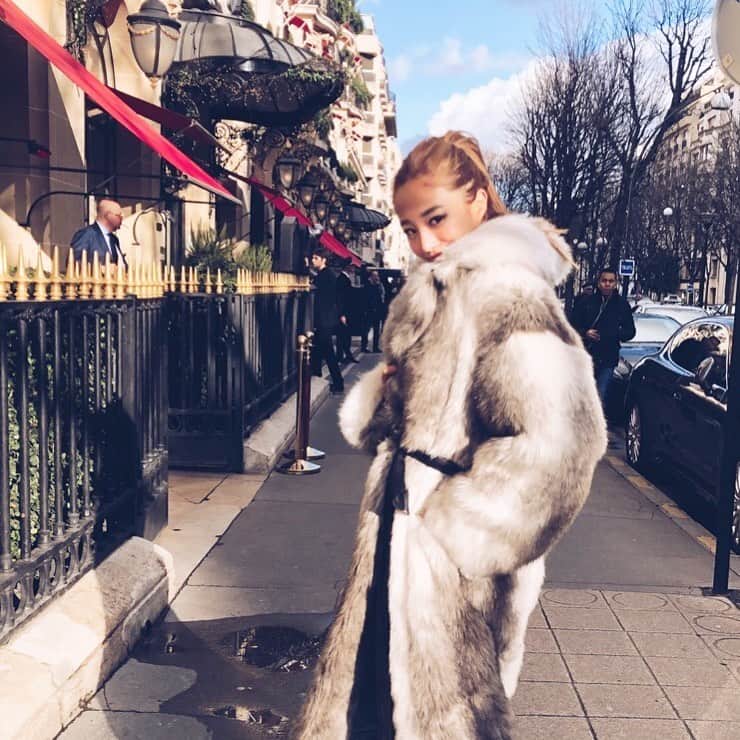 福井仁美さんのインスタグラム写真 - (福井仁美Instagram)「年に１回くらいしか着ないファーコート。 今年は出番なし🙃🙃🙃🙃🙃  メイウェザーといわれた日。  #outfit #私服　#paris」1月22日 15時47分 - hitton28