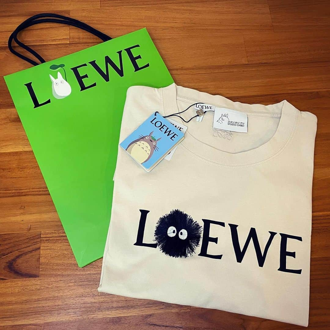 にゃんたまハウスのインスタグラム：「LOEWE & TOTORO☘ LOEWEのOがまっくろくろすけ✺ パパさんが見つけてきてくれて一目惚れ✨ 早く暖かくなってほしい🏖 #loewetotoro #loewe #コラボtシャツ #まっくろくろすけ #大きめサイズ #ベンガル猫」