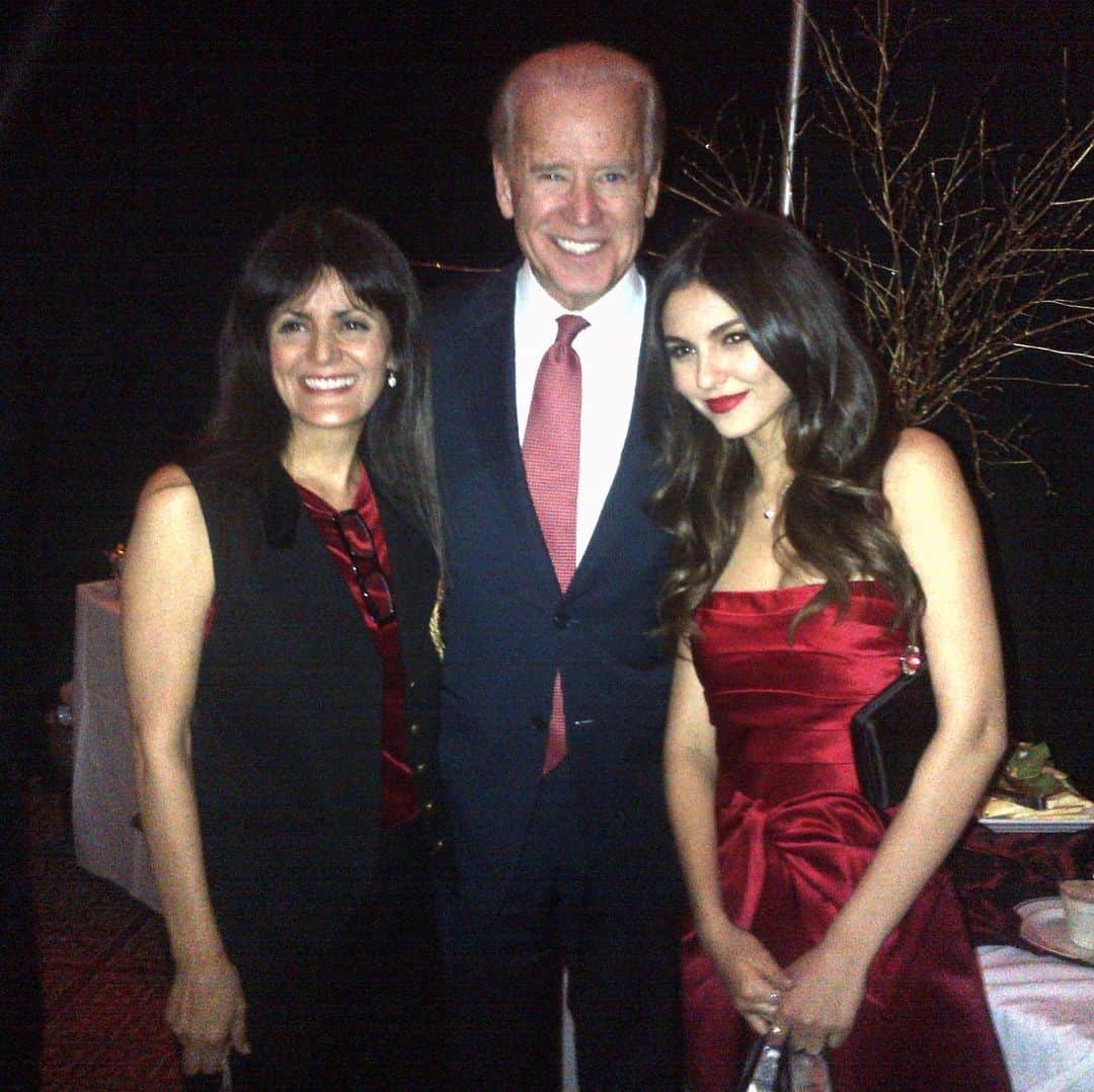 ヴィクトリア・ジャスティスのインスタグラム：「That one time I got to sing a Christmas medley for then President Barack Obama and my mom & I had a full on convo with current President Joe Biden. Life’s weird... 😜  I know I’m a little late but, congrats Mr.President 🇺🇸♥️ #tbt」