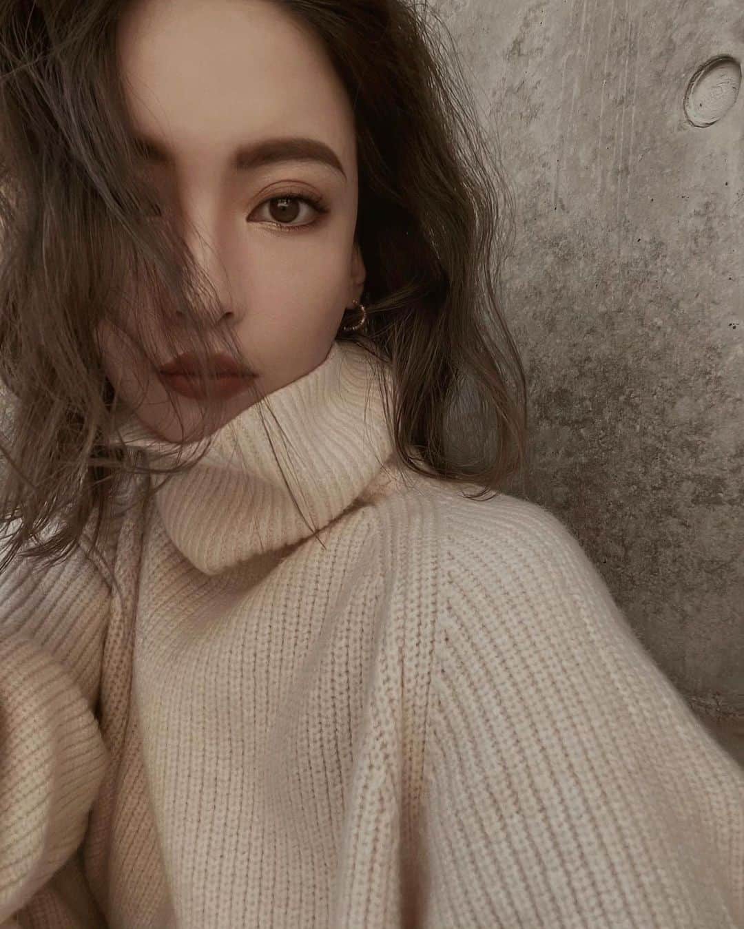 孫きょうのインスタグラム：「H I F U .  顔は医療ハイフにしてるから3ヶ月に1度の楽しみなんだけど、1ヶ月後くらいから引き上がっていくのが分かるから30代に入ってから助かりまくり。  @tokyo_ace_clinic のハイフメニューには、フェイスラインだけとか部分的にあるから気になる箇所だけとかお手頃なのも🔥  眉アートメイクもここでお願いしてます🤎  #TOKYOACECLINIC #HIFE #医療ハイフ #ハイフ」