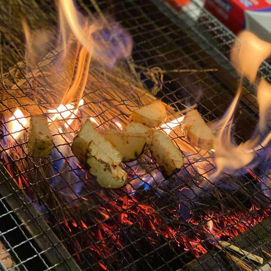 天満バル SANJIのインスタグラム：「◡̈⃝︎⋆︎*﻿ どーも！た藁や天満店です🙌﻿ ﻿ 野菜だって藁で焼いちゃう!!﻿ 1番人気の #長芋 です😚😚﻿ 野菜も香ばしくって﻿ #まるでバーベキュー 🤤🤤﻿ ≣≣≣≣≣✿≣≣≣≣≣≣≣≣≣≣≣≣≣≣≣≣≣≣≣≣﻿ #た藁や #た藁や天満 #藁焼き﻿ #カツオ #ウツボ #牛タン #🍆﻿ #炉端焼き #ホッケ ﻿ #天満 #天満飲み歩き #天満はしご﻿ #はしご酒 #天満はしご酒 ﻿ #ハッピーアワー #コロナに負けない ！﻿ #昼飲み #居酒屋 #osaka #たばこ吸えます﻿ #喫煙可能店」