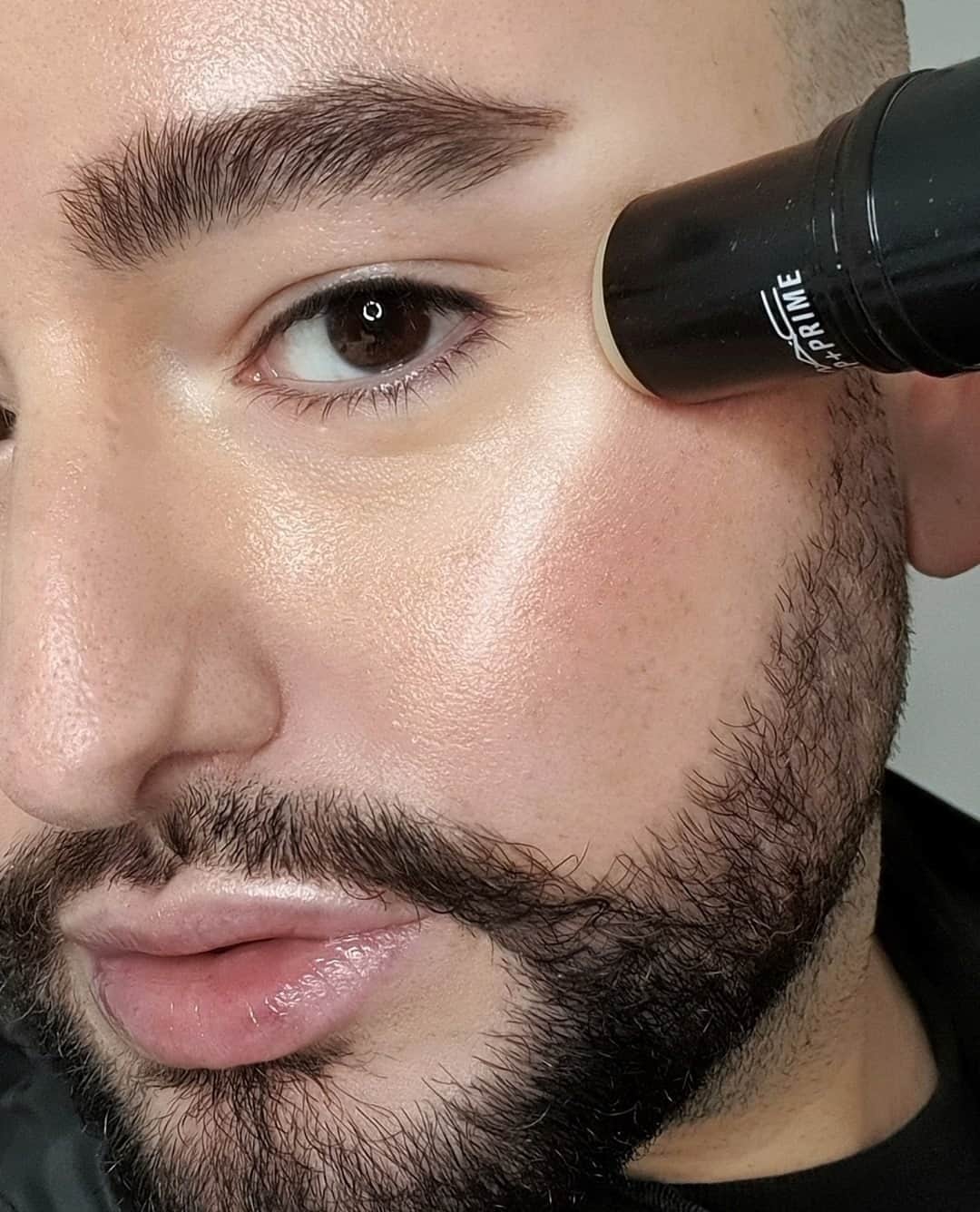M•A•C Cosmetics Franceさんのインスタグラム写真 - (M•A•C Cosmetics FranceInstagram)「M•A•C - SKINCARE 🔥  Le produit soin indispensable de @massimo.moeller ? Le Stick Huiles Essentielles !  Il s'agit d'un baume qui assure une hydratation instantannée 💦  Quel est votre indispensable soin M•A•C ? 😜  Crédit :  @maccosmeticsnordics @massimo.moeller  #MACCosmetics #MACCosmeticsFrance #MACSkincare #skincare」1月22日 16時00分 - maccosmeticsfrance