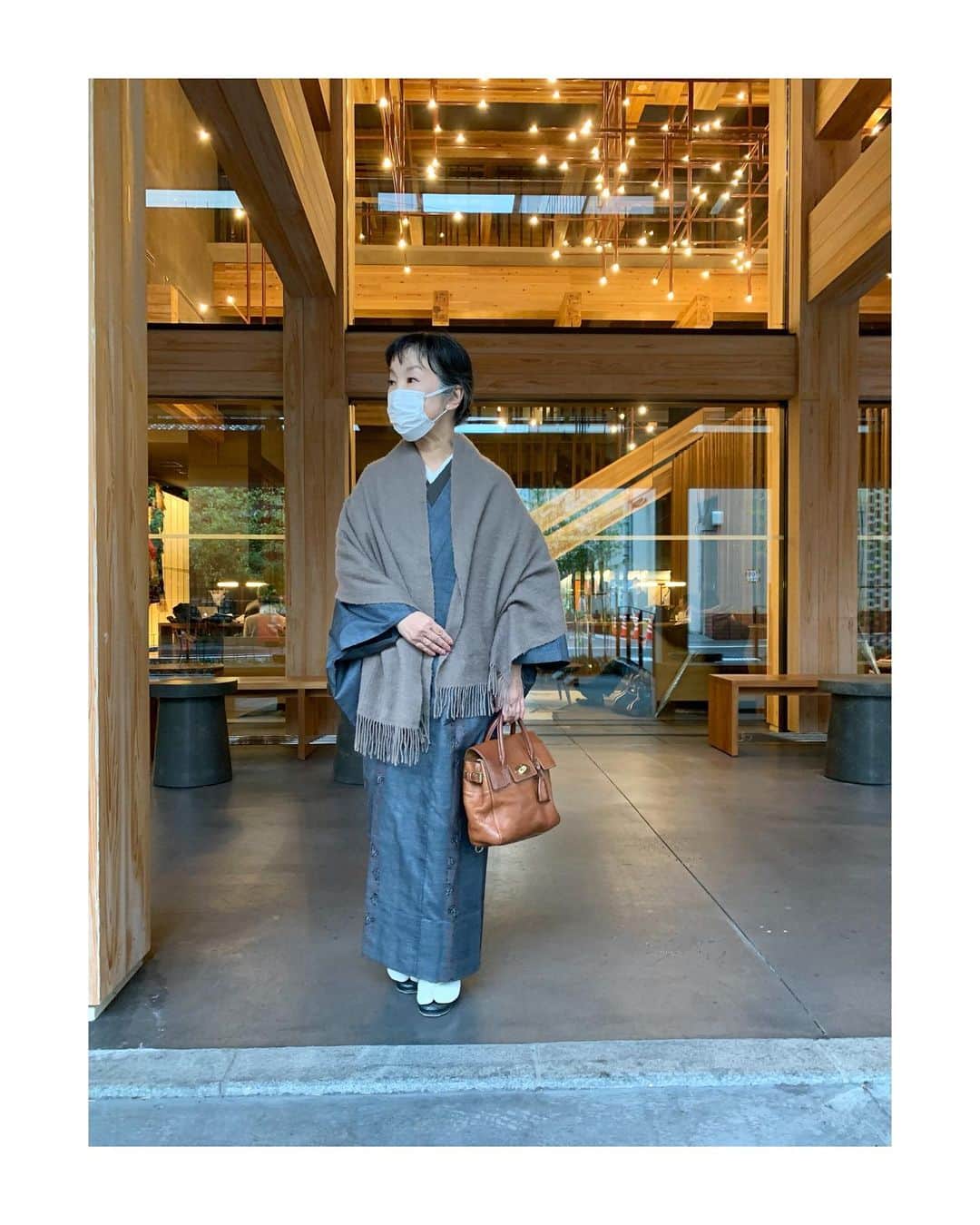 山崎陽子さんのインスタグラム写真 - (山崎陽子Instagram)「冬の雨。 古い大島で作った雨コートにショール。 打合せのホテルで。 #kimono #大島紬#一元絣 #雨コート  #カシミヤショール #カシミヤストール #houhomespun #mulberrybag」1月22日 16時02分 - yhyamasaki