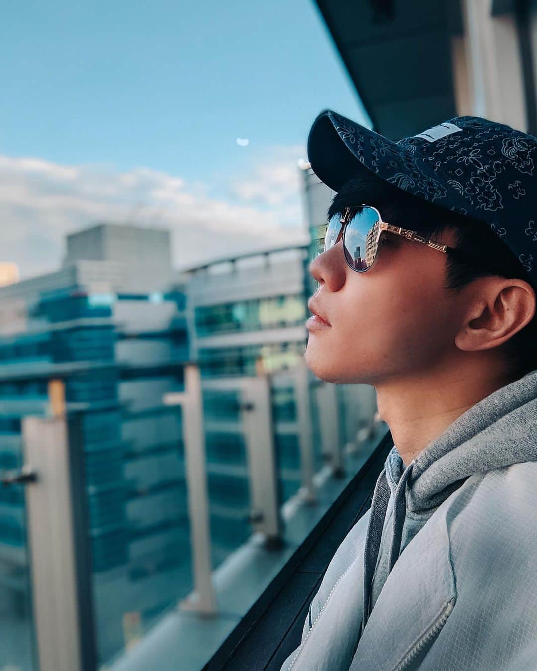林俊傑のインスタグラム：「Enjoying the view and the sun... and the #miraclecoffee.   喜歡哪一張？  #smglife #parallelcontinuum  #louisvuitton #lvupcycling #lvtrainer」