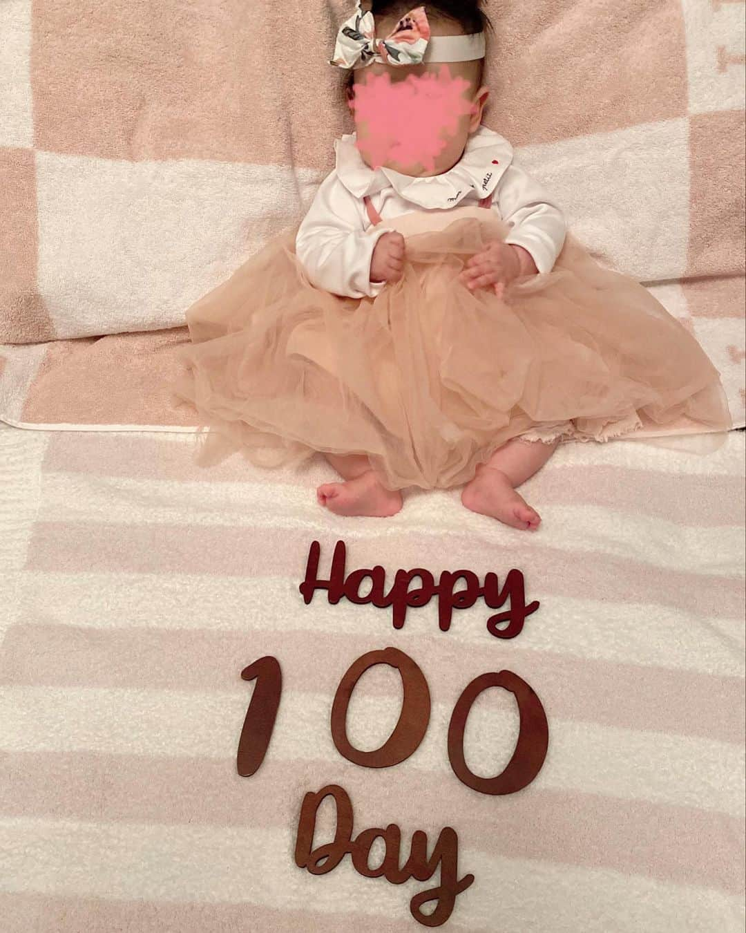 光上せあらのインスタグラム：「#生後100日  おめでとうね。  大好きな娘さん、無事に100日迎えました。  生みたての時、あまりに小さくて、  100日まで無事にこの命を守れるかわからない、と毎日思っていました。  いまでもその気持ちは変わらず、私がこけてこの子が頭を打ったら、、とか不安と戦いながらの育児。  とりあえずの100日というかんじだね🤣  ママの事どう思ってるのかなぁ、今はまだまだ片想い気分です😁  #ハーフの赤ちゃん  #ハーフの女の子  #ハーフの子 #生後3ヶ月半 #女の子ベビー服 #赤ちゃんのいる生活  #育児日記  #育児  #子育て  #女の子のママ  #女の子ベビー  #子育て  #ママコーデ  #出産  #出産しました  #一児の母  #赤ちゃん写真  #子育てママ #子育て日記　#お食い初め #生後100日  #生後100日目  #生後3ヶ月半  #生後3ヶ月ベビー　#生後3ヶ月  #生後3ヶ月女の子 #娘  #娘との時間  #赤ちゃんのいる生活  #赤ちゃんのいる暮らし」