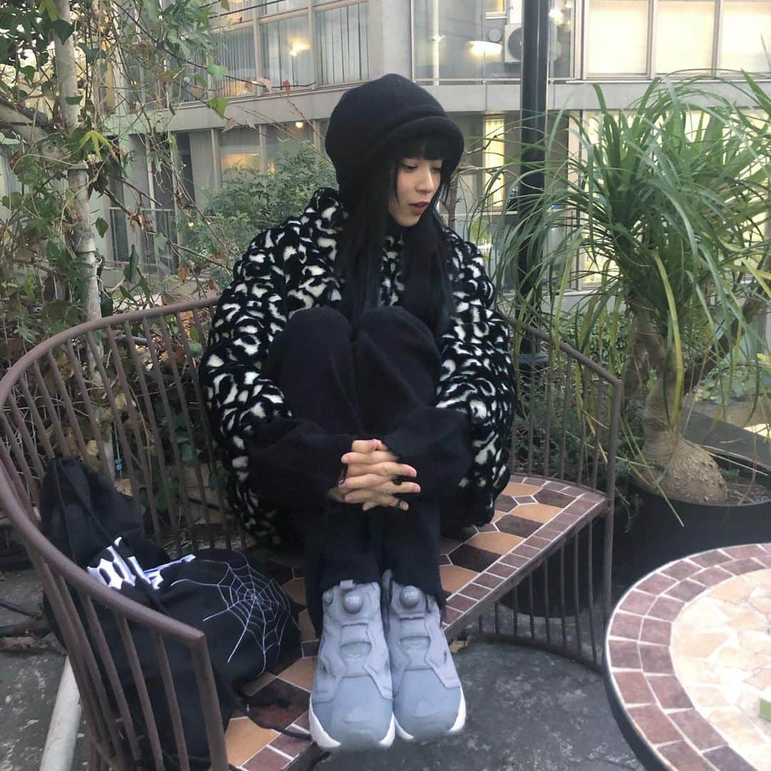 ゆらのインスタグラム：「@bloc_japon  にて髪の毛を黒染めしてトリートメントして整えて貰った日のやつです 靴もリュックも　@reebokjp  淡い色のポンプは汚れるほど可愛いのでこれからも沢山履きたい🦷🦷」