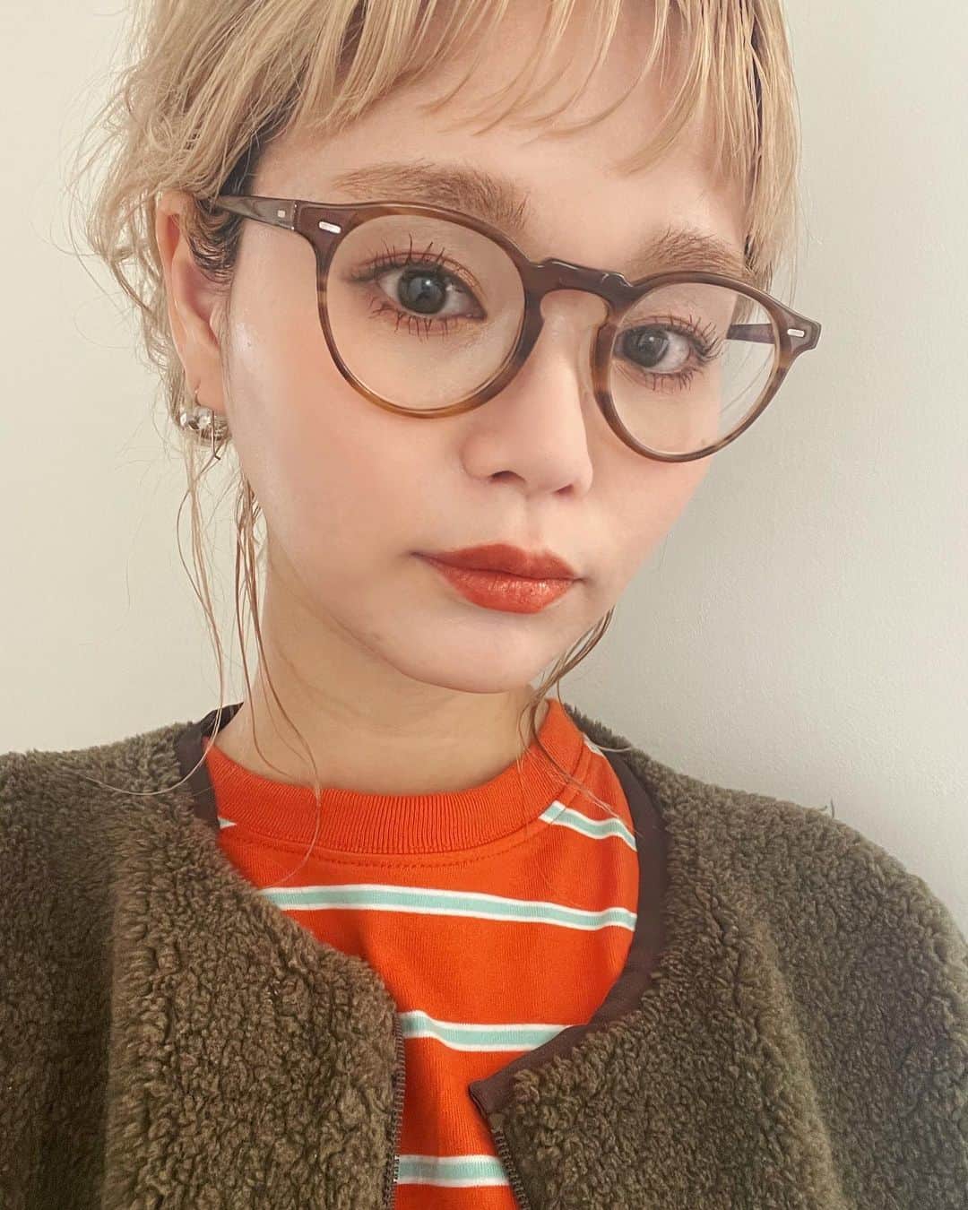 sakincho1028のインスタグラム：「上まつ毛も、逆まつげだった下まつ毛も﻿ しっかりパーマかけてもらってるから﻿ マスカラ一回塗るだけでらくちん。🌝﻿ まつ毛パーマはコエビ先輩にお任せしてます🍤﻿ 今度は眉毛も可愛く整えてくれるみたいなので 今はボーボーに生やして育ててます🥦🥦🥦 @coebi_eyeperm スワッグでかけれますよ🙏🌷 去年メガネ買い替えてからコンタクトの日が少なくなって楽だー🌼🌼🌼﻿ shiroの9102のリップの日でした♡ #まつ毛パーマ」