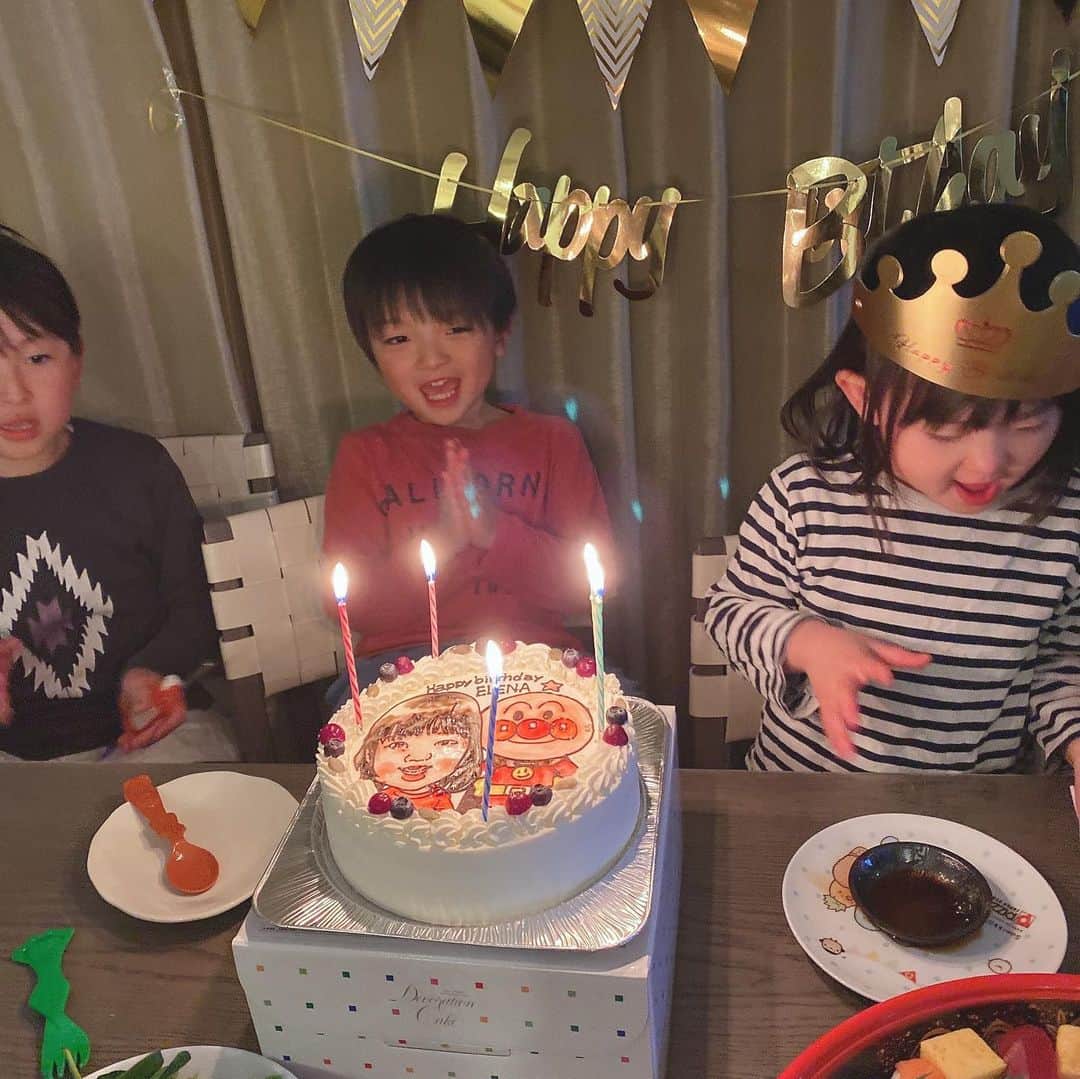 高村凛さんのインスタグラム写真 - (高村凛Instagram)「お祝いのワンシーン🥰⭐️  お兄ちゃんが、ろうそくに火を付けるよ🥰  ７人家族なので、  しょっちゅうお祝いしてる感じです😍🥰😂  #アンパンマンケーキ  #３歳誕生日 #英玲奈 #えれちゃん #3yearsbirthday」1月22日 16時26分 - rin_takamura