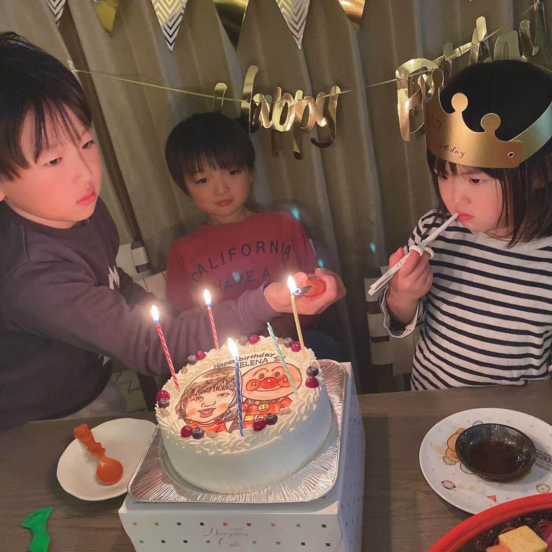 高村凛さんのインスタグラム写真 - (高村凛Instagram)「お祝いのワンシーン🥰⭐️  お兄ちゃんが、ろうそくに火を付けるよ🥰  ７人家族なので、  しょっちゅうお祝いしてる感じです😍🥰😂  #アンパンマンケーキ  #３歳誕生日 #英玲奈 #えれちゃん #3yearsbirthday」1月22日 16時26分 - rin_takamura