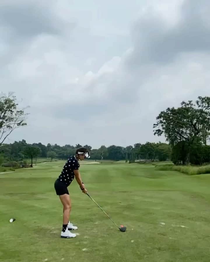 ルナ・マヤのインスタグラム：「Earlier today #golf #jakarta #lunamaya」