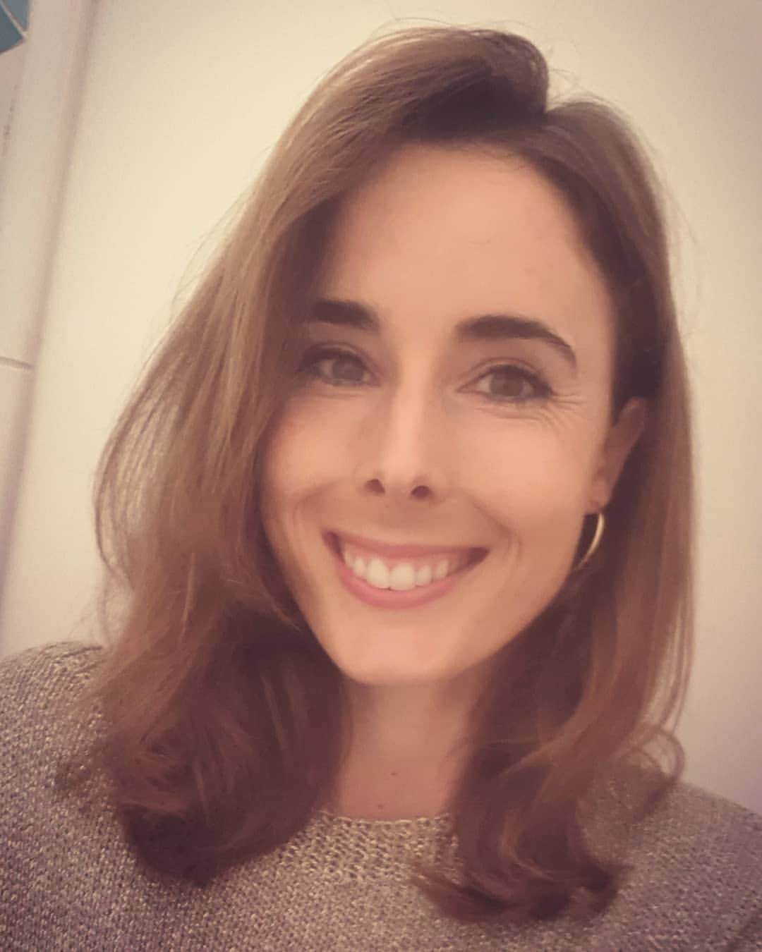 のインスタグラム：「31 ans et toutes mes dents 😁🎂 ! Mais bientôt plus toute ma tête 🤪 Allez on y est presque !  Merci à tous pour vos messages qui illuminent ma journée ❤ #anniversaireconfiné  Happy confined birthday to me 😁🎂 Turning 31st today... Damn 😱 ! Thank you everyone for your sweet messages that brighten my day ❤」