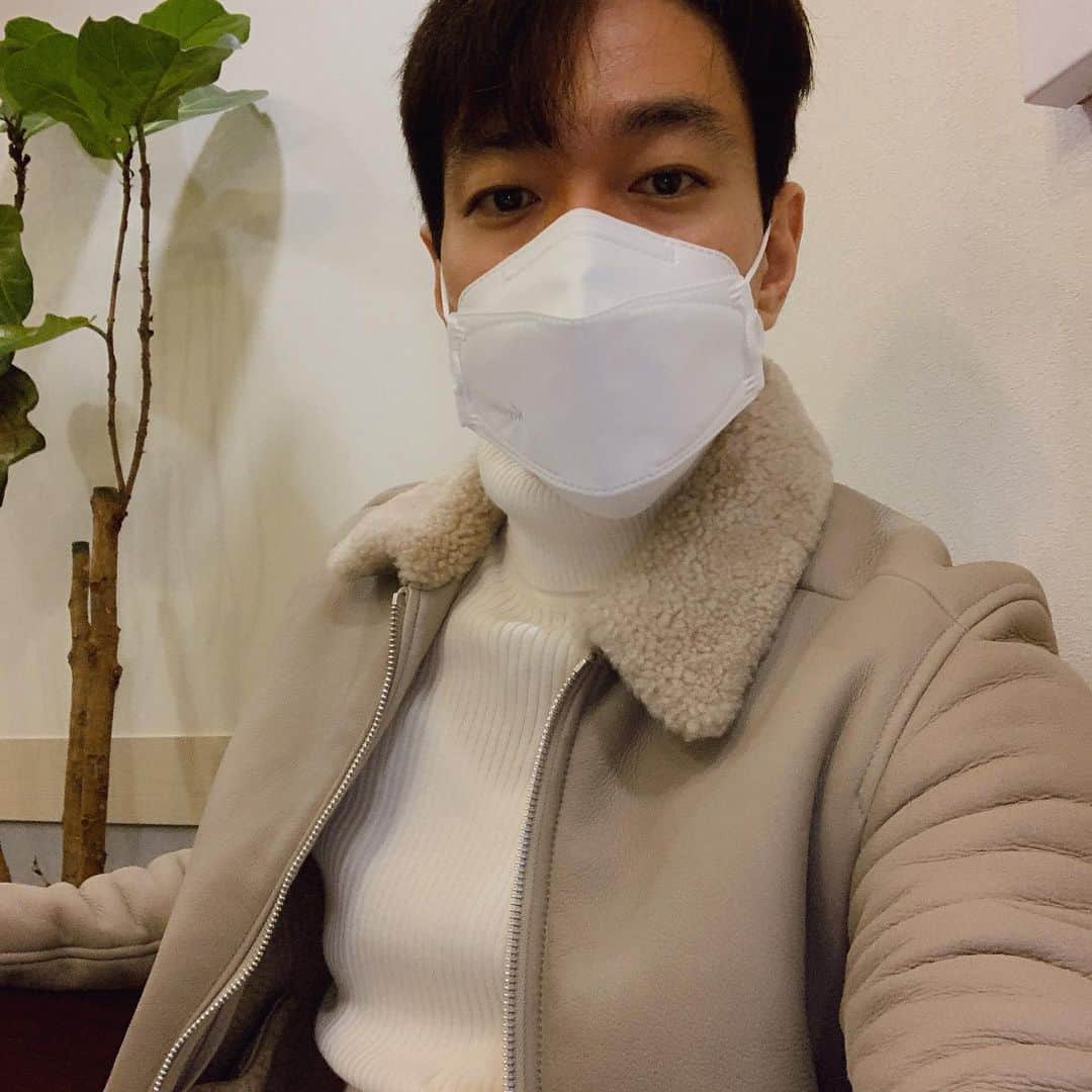 イ・ギュハンのインスタグラム：「마스크가 점점 올라감」