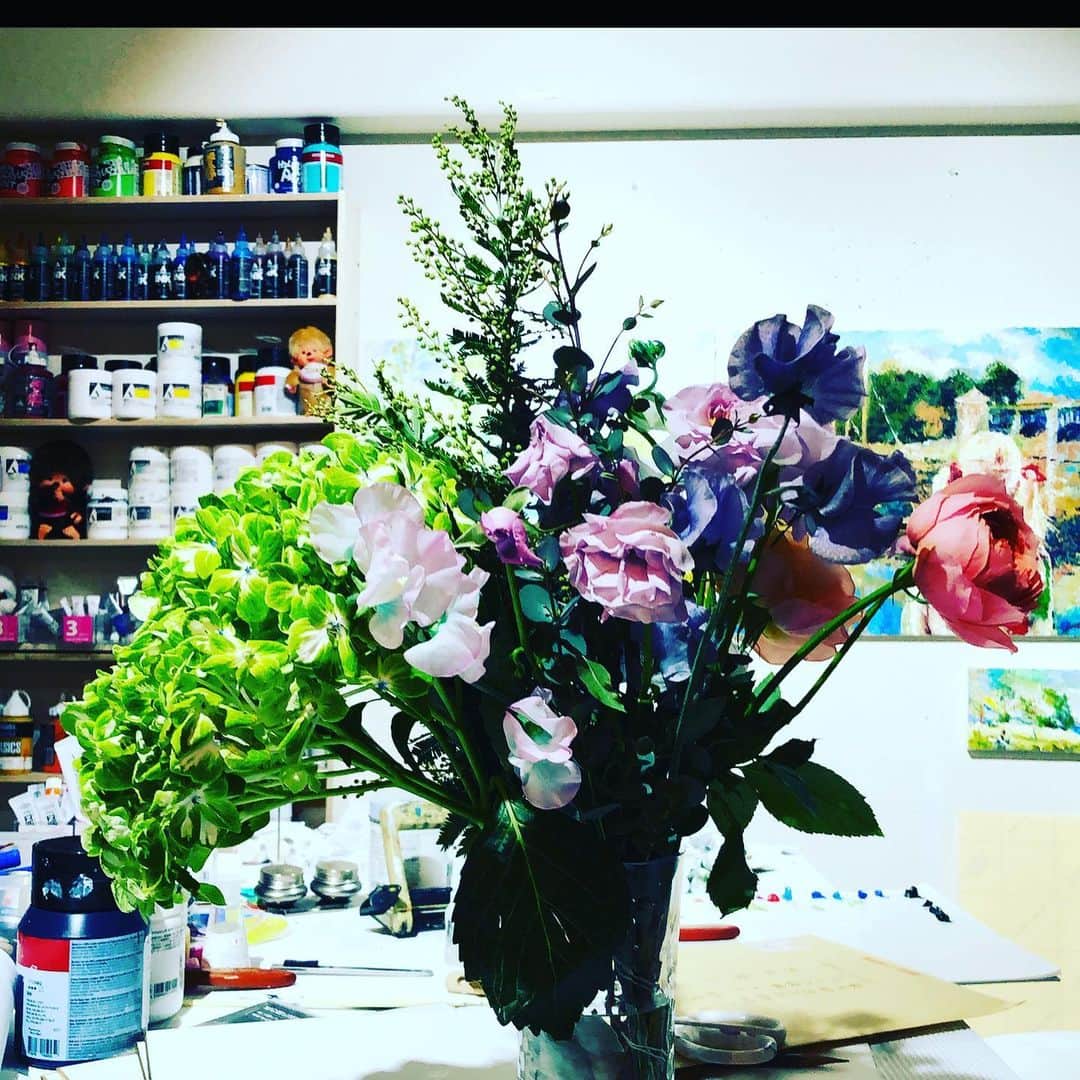 杉田陽平さんのインスタグラム写真 - (杉田陽平Instagram)「昨夜は、ゲリラにも関わらず、多くの方に#ラフォーレ原宿 さんに集まって頂き心から有り難う御座いました。沢山のお花を頂きアトリエが明るくなりました。深くお礼を申し上げます。1月24日が最終日となります。お気軽に投稿下さい🌷#sugitayohei#artistlife#artjournal #artcollector#painter#instaart #contemporaryart #japaneseart #interiordesign #amazingart #rose #artlover#amazon #アートフェア東京2021 #bachelorette #グランバザール  #杉田陽平 #杉ちゃん #スギちゃん #月刊アートコレクターズ #ワンピース倶楽部  #月刊美術  #美術手帖#ブレイク前夜#アートのある暮らし#バチェロレッテ#薔薇 #杉田陽平とグランバザール」1月22日 16時35分 - sugitayoheiart