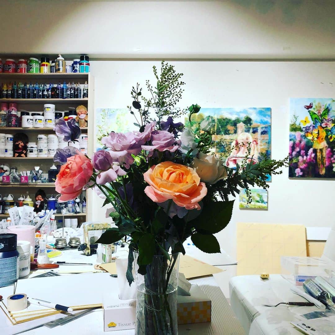 杉田陽平のインスタグラム：「昨夜は、ゲリラにも関わらず、多くの方に#ラフォーレ原宿 さんに集まって頂き心から有り難う御座いました。沢山のお花を頂きアトリエが明るくなりました。深くお礼を申し上げます。1月24日が最終日となります。お気軽に投稿下さい🌷#sugitayohei#artistlife#artjournal #artcollector#painter#instaart #contemporaryart #japaneseart #interiordesign #amazingart #rose #artlover#amazon #アートフェア東京2021 #bachelorette #グランバザール  #杉田陽平 #杉ちゃん #スギちゃん #月刊アートコレクターズ #ワンピース倶楽部  #月刊美術  #美術手帖#ブレイク前夜#アートのある暮らし#バチェロレッテ#薔薇 #杉田陽平とグランバザール」