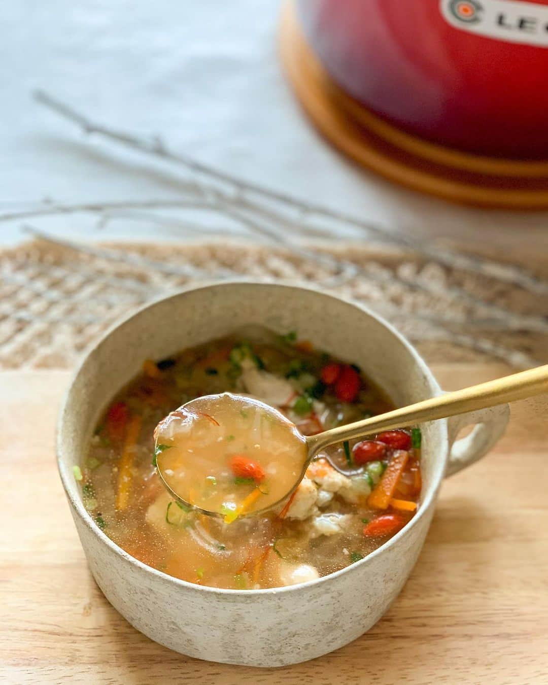 クリクラ【公式】さんのインスタグラム写真 - (クリクラ【公式】Instagram)「【クリクラFitのある暮らし】  ～参鶏湯風コトコトあったかスープ～  ―――――――――――――――  温かいスープが冷えた体に しみわたる感覚は、寒い冬ならでは。  @i.am._.asami さんが 手羽と野菜をじっくり煮込んだ、 参鶏湯風スープをご紹介してくれました。  【材料】 人参、白菜、手羽先、にんにく、生姜、酒、塩、 鶏がらスープ、クコの実、青葱、糸唐辛子。   【下準備】 ・手羽は骨の間に切り込みをいれて下処理をしておく。  ・クコの実は水で戻しておく。   【作り方】 1、お鍋にごま油、にんにくをいれ 香りをうつしたら、 手羽を皮面を下にして焼く。   2、千切り人参を加えて少し炒めたら お水をたっぷり入れ、沸騰したらアクをとって お酒と塩、千切り白菜を加える。  3、鶏がらスープをいれて弱火で 沸騰させないようにじっくりコトコト。  4、仕上げにネギと糸唐辛子を添えたら完成。  “コトコト”とゆっくりスープを煮込む時間が、 心もほっこり温かくしてくれそうです。 ぜひお試しください。  ―――――――――――――――  ▼クリクラFitについて▼ 【クリクラFit】で検索♪  #クリクラ#クリクラFit#クリクラのある暮らし#ウォーターサーバー#ウォーターサーバーのある暮らし#スリムタイプ#安心安全#宅配水#赤ちゃんにも安心#参鶏湯風スープ#温かいスープ#スープレシピ#簡単レシピ#栄養満点#じっくりコトコト#ほっこり#ぽかぽか#クリクラアンバサダー# @i.am._.asami」1月22日 16時28分 - crecla.official