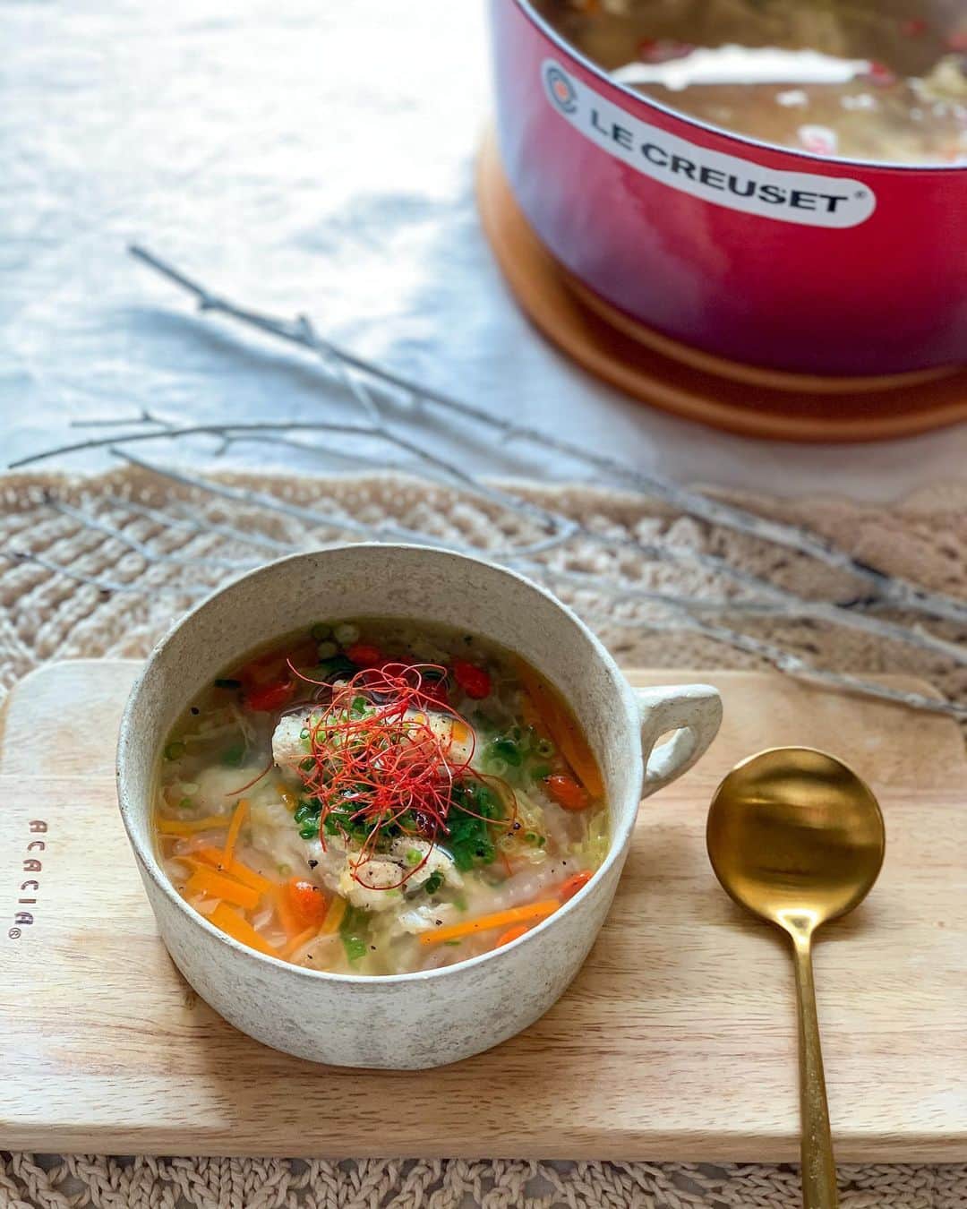 クリクラ【公式】さんのインスタグラム写真 - (クリクラ【公式】Instagram)「【クリクラFitのある暮らし】  ～参鶏湯風コトコトあったかスープ～  ―――――――――――――――  温かいスープが冷えた体に しみわたる感覚は、寒い冬ならでは。  @i.am._.asami さんが 手羽と野菜をじっくり煮込んだ、 参鶏湯風スープをご紹介してくれました。  【材料】 人参、白菜、手羽先、にんにく、生姜、酒、塩、 鶏がらスープ、クコの実、青葱、糸唐辛子。   【下準備】 ・手羽は骨の間に切り込みをいれて下処理をしておく。  ・クコの実は水で戻しておく。   【作り方】 1、お鍋にごま油、にんにくをいれ 香りをうつしたら、 手羽を皮面を下にして焼く。   2、千切り人参を加えて少し炒めたら お水をたっぷり入れ、沸騰したらアクをとって お酒と塩、千切り白菜を加える。  3、鶏がらスープをいれて弱火で 沸騰させないようにじっくりコトコト。  4、仕上げにネギと糸唐辛子を添えたら完成。  “コトコト”とゆっくりスープを煮込む時間が、 心もほっこり温かくしてくれそうです。 ぜひお試しください。  ―――――――――――――――  ▼クリクラFitについて▼ 【クリクラFit】で検索♪  #クリクラ#クリクラFit#クリクラのある暮らし#ウォーターサーバー#ウォーターサーバーのある暮らし#スリムタイプ#安心安全#宅配水#赤ちゃんにも安心#参鶏湯風スープ#温かいスープ#スープレシピ#簡単レシピ#栄養満点#じっくりコトコト#ほっこり#ぽかぽか#クリクラアンバサダー# @i.am._.asami」1月22日 16時28分 - crecla.official