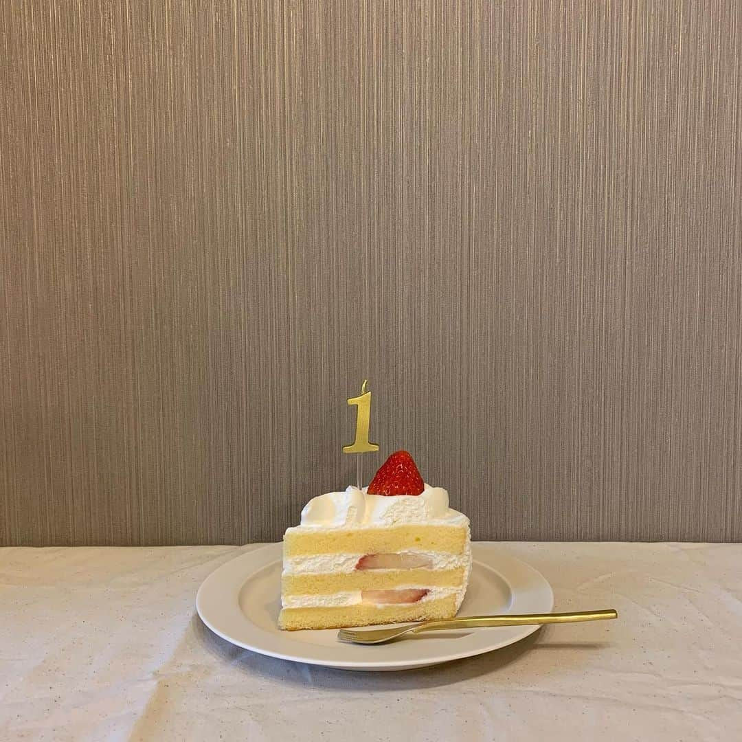 涼川菜月さんのインスタグラム写真 - (涼川菜月Instagram)「🍰﻿ ﻿ ﻿ ﻿ ﻿ Sɴᴏᴡ ᴍᴀɴ デビュー1周年﻿ ﻿ おめでとうだよ⛄️´､-﻿ ﻿ ﻿ ﻿ 不二家様のプレミアムショートケーキだよ🍰﻿ ﻿ お会計した後に﻿ ﻿ ﻿ Sɴᴏᴡ ᴍᴀɴのパンフレットいりますか？﻿ ﻿ ﻿ って聞かれてもらった🤦🏼🤍﻿ なぜばれたのだろうか…﻿ ﻿ 今日１周年でスノ担来ると思うから﻿ 聞いてあげてねとか言われたのかな🥲﻿ ﻿ ﻿ ﻿ いろんな壁を乗り越えて﻿ 人生かけてエンターテイメントしてくれて﻿ 本当に感謝しているよ🐐💭﻿ ﻿ ﻿ ﻿ 10年前はスノ担になるなんて﻿ 夢にも思わなかったくまさくま🐻‍❄️﻿ ﻿ ﻿ 2年目もらうち👦🏼﻿ すくすく成長してください🕯﻿ ﻿ ﻿ ﻿ ﻿ ﻿ ﻿ ﻿ ﻿ #snowman #snowman担と繋がりたい #スノーマン #光輝く9guys #ラウール #ラウールのある生活 #村上 #ラウール担と繋がりたい #不二家 #不二家ケーキ #プレミアムショートケーキ #デビュー日 #デビュー1周年 #デビューおめでとう」1月22日 16時32分 - nachia_p