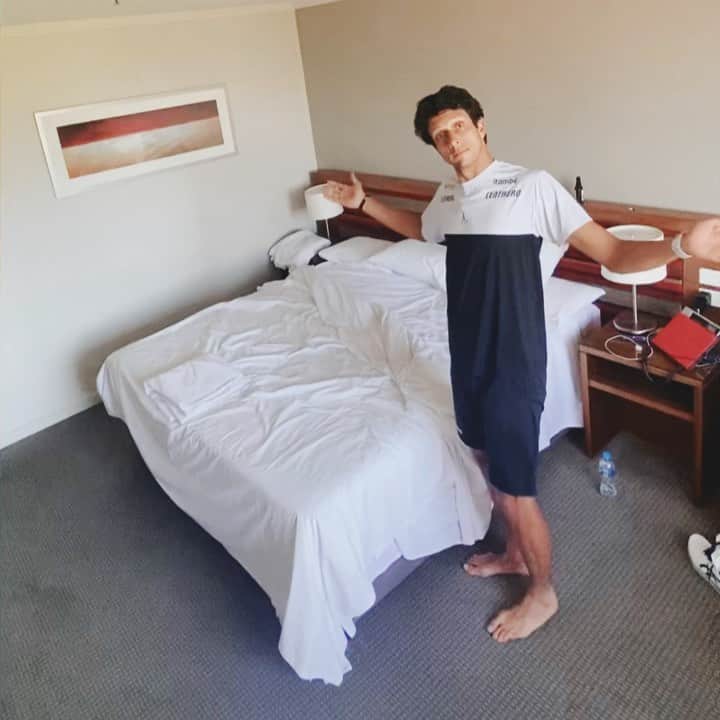 のインスタグラム：「Quem disse que 🦒 não arruma cama? Olha a qualidade, nota 10 não é ?! P contratar é só deixar o contato nos comentários.😁 . . Mais um dia aqui na Quarentena em Melbourne !! Vaaamo que vaaamos @australianopen @atptour」