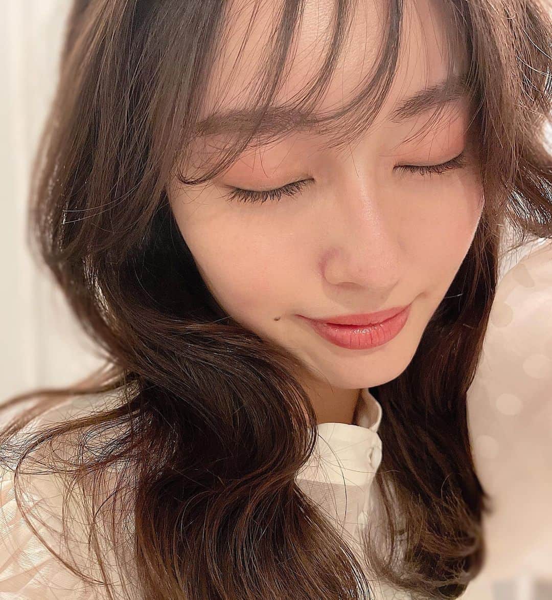 小祝麻里亜のインスタグラム：「昨日のアイテムを使ってメイク💄  アイホールにゴールドベージュをのせた後に、ブラウン混じりのえんじ色を目のキワから重ねて、リップの色とリンクさせました♻️☺️ このえんじ色を下まぶたにもほんのりのせ、そしてブラウン寄りのカラーマスカラを🙆‍♀️黒をチョイスしないことで統一感が取れます💗💗  メイクしてるけど主張とガッツリ感をなくしてくれて、抜け感アップ☺️  笑うとアイカラー見えないし、悩んだ結果　まぶたを閉じるに至りました😴💤笑  ヘアカラーはイエローになりたくないから、パープルをいれてもらい　#バイオレットグレージュ です！染めてしばらくすると黄ばみが気になる方には、長持ちするしもってこいです👼コロナ禍だし、自宅ケアでさらに長持ちさせたかったら紫シャンプーとトリートメント🙌黄色と紫は反対色だから🔥  ． ． ＿＿＿＿＿＿ #アイシャドウ #メイク好き #コスメ  #アイシャドウスウォッチ  #ヘアカラー #makeup #instabeauty #haircolor #오운애티튜드 #화장품 #뷰티스타그램 #메이크업 #메이크업스타그램」