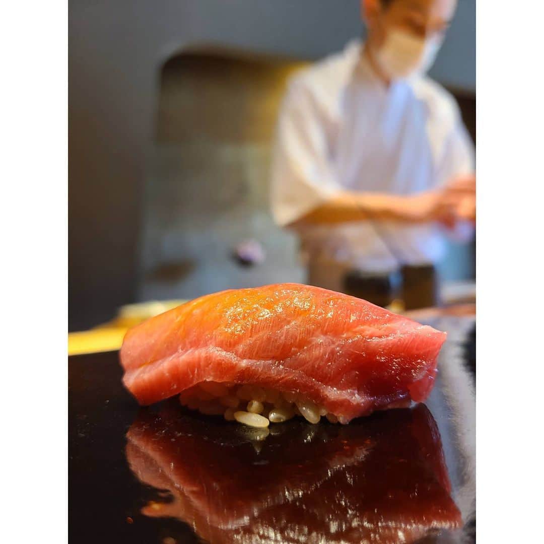 未來歩のインスタグラム：「お昼のみの営業の人気なお店。 三心さん🍣  洗練されたお鮨は目で見ても美しい✨  お昼なのでお酒は飲まず。。 ソフトドリンクもオシャレ  数時間後にご飯なのに。 食べ過ぎてしまった🤣  ありがとうございます🙌  #三心#マグロ #鮨 #グルメ好きな人と繋がりたい #ミシュラン#sushi  #日本料理 #食べログ #美しい #予約困難店 #食べログ高評価」
