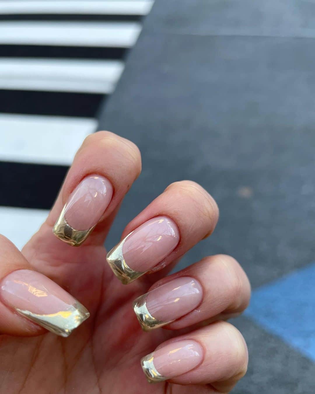 MARISのインスタグラム：「One of my fav nails💅 前にも載せたけど分かりやすい方載せちゃう✨💙 やっぱりシンプルにフレンチが1番好き💕 アクセはゴールドばっかだから何にもあうからお気に入りー‼︎ネイルデザインは気にいるとずっとしたくなるタイプ✨」