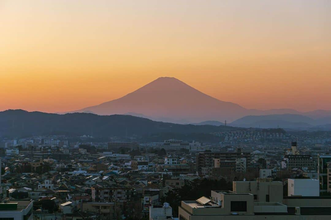 平塚市さんのインスタグラム写真 - (平塚市Instagram)「* マジックアワーが作り出す 富士山のシルエット。 *** #手をつなぎたくなる街 #hiratsukagood #hiratsuka#平塚 #kanagawaphotoclub #富士山#富士#🗻 #富士見百景 #mtfuji#fujiyama #mtfujipic #mtfujiphoto_ig #worldheritage #fugaku #週末の過ごし方 #日々#暮らし #instagramjapan#igersjp」1月22日 16時42分 - hiratsukagood