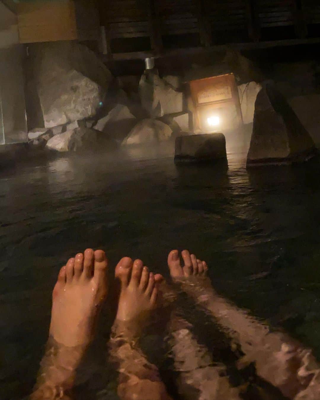 風呂　修学旅行　おふざけ サントス飛鳥さんのインスタグラム写真 - (サントス飛鳥Instagram)「学校で1番そばにいてくれた友達と 露天風呂行った時の♨️  高校の3年間、毎日ふざけ合って でしんどい時も支えてくれて本当に助けられた😭 もうすぐJK終わりだって考えると なんだか寂しいなぁ〜 卒業し ...