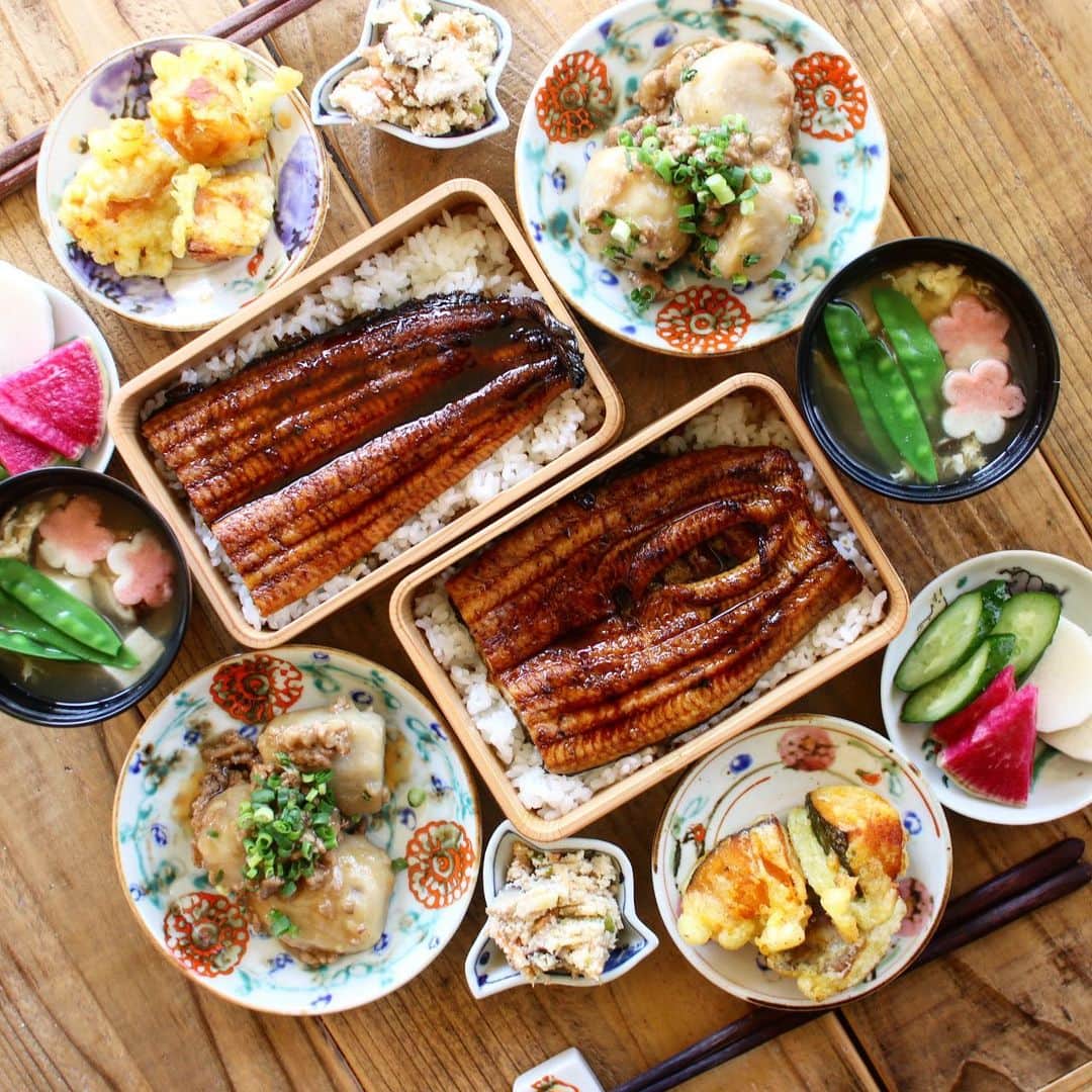 Atsukoのインスタグラム：「今日のランチ 2021.01.22  うな重 おからの炊いたん → レシピあります。 里芋そぼろ煮 卵とお豆腐のお吸い物 かぼちゃ煮天ぷら 胡瓜と長芋と紅芯大根の浅漬け  今日のメインは鰻😍 うな英さんの鰻です。 今回はレンジで解凍し、そのあとフライパンで皮目を下にしてから蒸し焼きにして頂きました😋 臭みもないし、柔らかいしめちゃくちゃ美味しかった！ 鰻1尾が大きいので、半分こしても食べ甲斐あり❤ ホントに美味しかったので、ギフトにもいいかとおもいます！  ストーリーにURL貼っておきますね✨  おからの炊いたんのレシピを聞かれたので、のせときます。  おからの炊いたん  オカラ  200g 干し椎茸  3枚 にんじん5cm ネギ  1/2本 蒟蒻  50g 鶏肉または鶏ひき肉  100g ごま油  大さじ1 出汁  150ml 椎茸戻し汁  100ml  調味料   醤油  大さじ2 砂糖  大さじ1と1/2 みりん  大さじ1 酒  大さじ1  ①蒟蒻はかるく湯通ししてからさいの目切りに。野菜もさいの目切りかみじん切りに。 ※人参は今回千切りがあったのでそれつかってます。 鶏もも肉ならさいの目切りに。 ②フライパンにごま油をしき、鶏肉または鶏ひき肉をら炒める。色が変わったら①の鶏肉以外を投入しさらに炒める。 ③おからを投入し炒めたら、出汁と椎茸戻し汁を加える。 ④調味料を加え煮汁が無くなるまで炒めたら出来上がり。  #うなぎ#うなぎ蒲焼#三河産うなぎ蒲焼#うなぎ大好き#うな英#楽天ショップ#楽天#美味しいうなぎ#鰻#うなぎ通販#お歳暮#お中元#土用の丑の日#免疫力アップ#スタミナ#贈り物#ギフト#プレゼント」