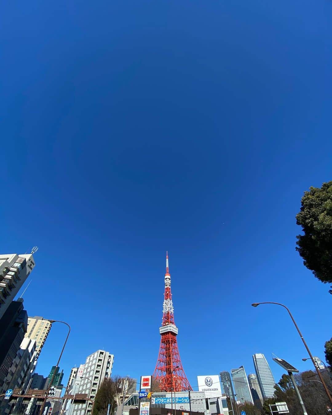 のインスタグラム：「. この交差点はよく通るので、お天気がいいとその度に写真を撮っているのですが 冬場は空気が澄んでいて本当に綺麗。。 毎回同じに見えるので使い回しみたいになってしまいますが、アップする度にその日その瞬間の写真です。笑 . #tokyotower  . #tokyo  #sky #skyphotography  #skylovers  #view #nofilter  #東京タワー #冬空 #東京 #ピーカンってこのこと」