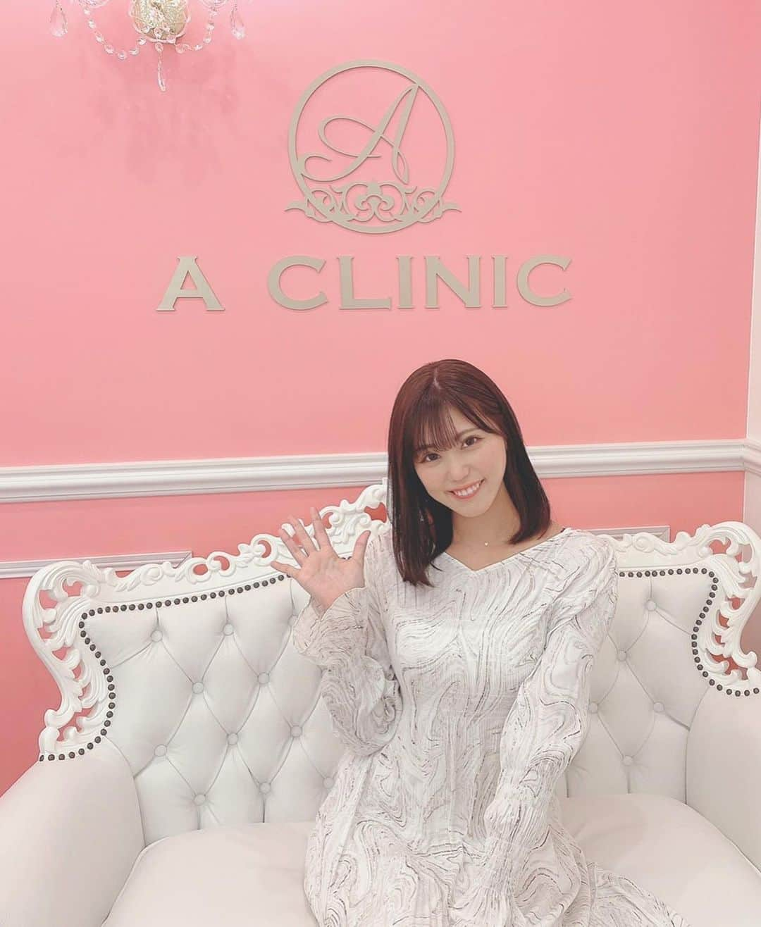 篠原冴美さんのインスタグラム写真 - (篠原冴美Instagram)「こんにちは💕   先日#aclinic さんで山田哲雄先生 @a_clinic_ginza にAスレッドを施術して頂きました🎀  最近顔のむくみがずっと気になってたの🥺  でもaスレッド のおかげでほっぺたが引き上がって一瞬でむくみが気にならなくなりましたˎˊ˗   クリニックはお城🏰みたいに綺麗で✨ 山田先生はとっても優しくて 安心感がありました🥺 受付の方も綺麗で優しくて、 丁寧に対応してくださって嬉しかった💕  ぷる美注射やケミカルピーリングとか美肌になる施術もたくさんあって気になったので今度してみたいなᙏ̤̬⑅ . . . .  #aスレッド #aclinic #aclinic銀座 #aclinic横浜 #aクリニック #美容 #小顔 #美肌 #リフトアップ #糸リフト #美容外科#美容皮膚科 #美容クリニック #山田哲雄」1月22日 16時46分 - shinohara_saemi