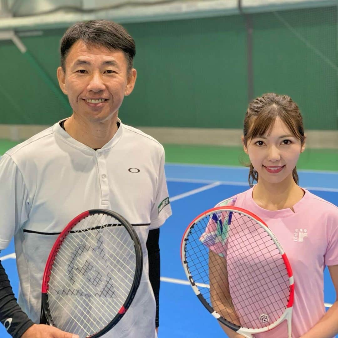 川又智菜美さんのインスタグラム写真 - (川又智菜美Instagram)「🎾﻿ ストーリーズでもお知らせしましたが﻿ YouTubeのスターテニスアカデミーに﻿ 出演させていただきました🎾💓﻿ ﻿ テニス好きの私にとっては崇める存在である﻿ 鈴木貴男プロに教わるという貴重な機会🙏✨﻿ 緊張したけど楽しかったなぁ☺️﻿ （写真も寒さと緊張からなんか表情かたい😂）﻿ ﻿ 貴男さんにアドバイスいただいたことを﻿ しっかりとできるようになりたい…﻿ がんばれ、わたし！！✊﻿  現在、フォア編が更新されているので﻿ YouTubeで検索してみてください💚﻿  テニスをはじめて3年、 へたっぴな私のテニスをみなさんに お見せするのはお恥ずかしいのですが 同じ悩みをもつ方々の参考になれば嬉しいです✨ これからも練習頑張るので 成長する姿を皆さんにこのインスタでも 見ていただければと思います😆❣️ ﻿ #ちなみテニス #テニス女子」1月22日 16時51分 - chinami_k0204