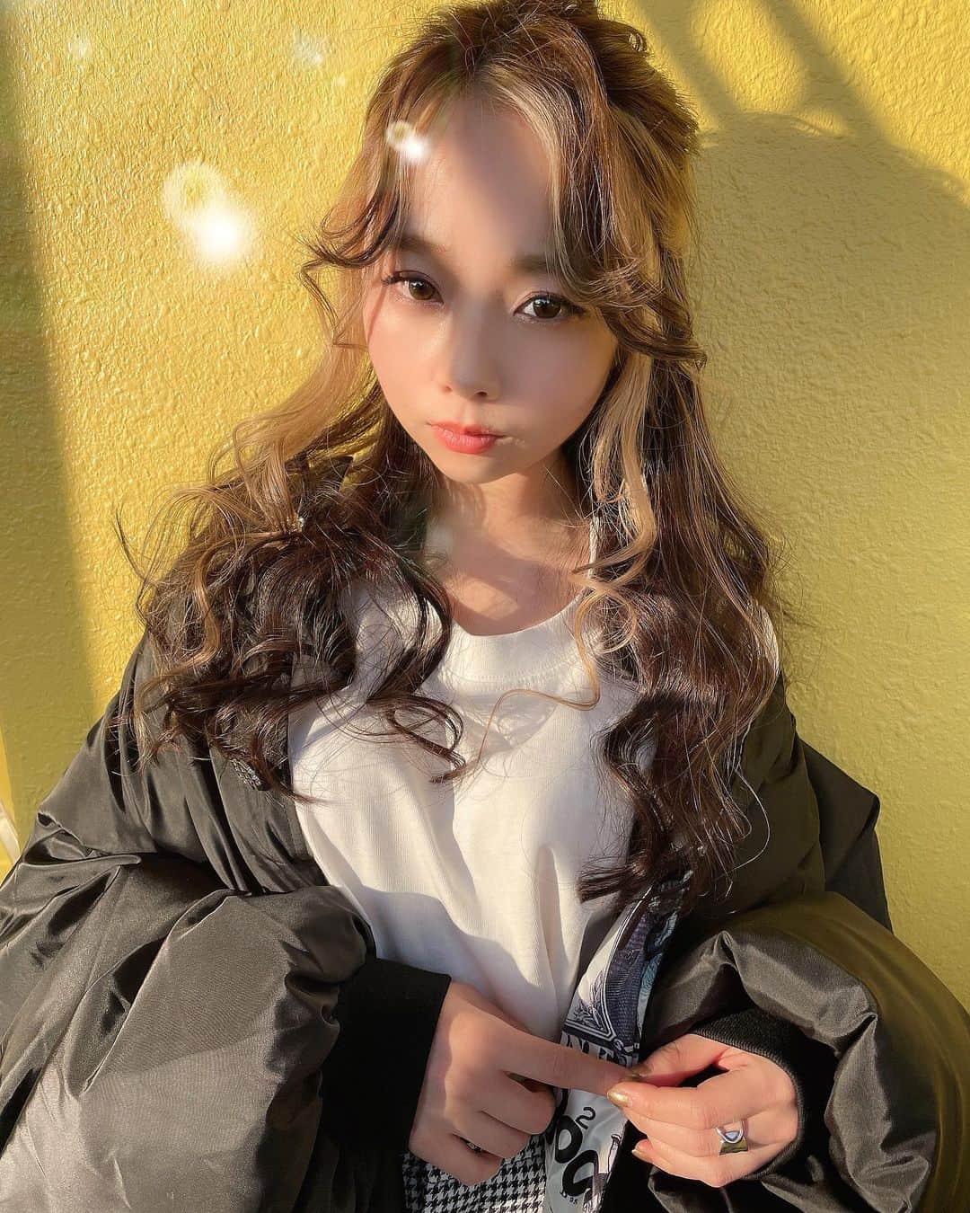 堀井大輔のインスタグラム：「・ ・ スタジオの玄関でたとこの壁🙌 ・ この時間、西日でちょうど日差しがあって より盛れた✨ ・ 作りすぎないハーフアップでカジュアルに。 ・ ・ 𝑚𝑜𝑑𝑒𝑙 @liry.7  ℎ𝑎𝑖𝑟/𝑝ℎ𝑜𝑡𝑜 @daisuke_5511  ・ ・  #クラウンヘアー #天白区 #名古屋 #栄 #名駅 #美容師求人 #かわいい #ファッション #冬コーデ #コテ巻き #雑誌風 #作品撮り #ボブ #外国人風カラー #サロンモデル #サロモ #インスタ映え #フォトジェニック #巻き髪 #ヘアメイク #透明感カラー #アディクシーカラー #波巻き #イルミナカラー #美容師 #ホリーマジック #ヘアアレンジ #大人かわいい #グレージュ」