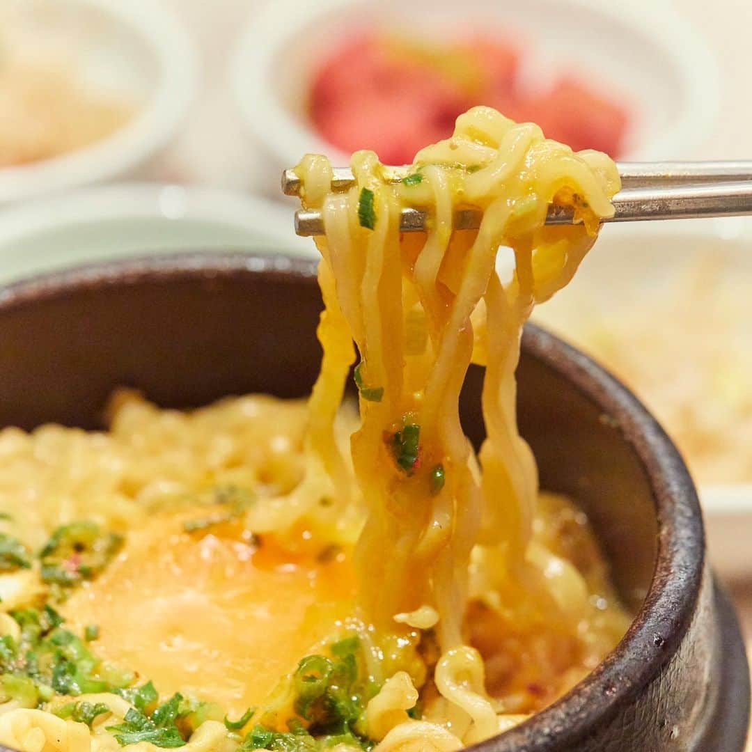 新宿ミロードさんのインスタグラム写真 - (新宿ミロードInstagram)「﻿ ﻿ お気に入りの韓国料理がワンプレートで楽しめる、VEGEGOの「定食プレート」❣﻿ ﻿ 寒さを吹き飛ばすおすすめメニューはチゲラーメンプレート🍜🥰﻿ 熱々のうちに卵とからめてお召し上がりください！﻿ ﻿ お惣菜やトッピングを自由に選んで、メインとの組み合わせを楽しんで。﻿ ﻿ ﻿ ﻿ ＊チゲラーメン＆デリプレート　¥1,280＋tax﻿ ＊スンドゥブ8デリプレート　¥1,080＋tax﻿ ＊チヂミ＆サムゲタンプレート　¥1,280＋tax﻿ ﻿ ﻿ ------------------------﻿ VEGEGO﻿ 新宿ミロード　7F﻿ 11:00～23:00﻿ ※営業時間が異なる場合がございますので、詳細はHPをご確認ください﻿ 03-3349-5857﻿ ------------------------﻿ ﻿ #チゲ#ラーメン#デリプレート#麺活#麺すたぐらむ#定食#ごはん#新宿グルメ#新宿ランチ#新宿ディナー#韓国料理#コリアン#ガッツリ#熱々#あったかメニュー#おすすめメニュー#おなかすいた#いただきます#たべすたぐらむ#パワーランチ#お腹いっぱい﻿ #新宿ミロード#新宿#shinjuku#shinjukustation#shopping#tokyoshopping」1月22日 16時59分 - shinjuku_mylord