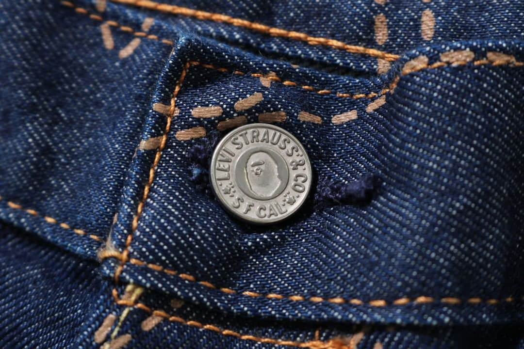 Levi's Japanさんのインスタグラム写真 - (Levi's JapanInstagram)「Levi’s® x BAPE®　明日1/23(土)発売開始   リーバイス®を象徴するトラッカージャケットや501®に、BAPE CAMO®︎ を落とし込んだアイテムの他、パッチワークトラッカージャケットとウエスタンシャツ、Ｔシャツ2カラー、6パネルキャップの9型を発売。   '93 501® Jeans 各¥17,000 (＋tax)   #LEVISBAPE #BAPE #abathingape #levis」1月22日 17時00分 - levis_japan