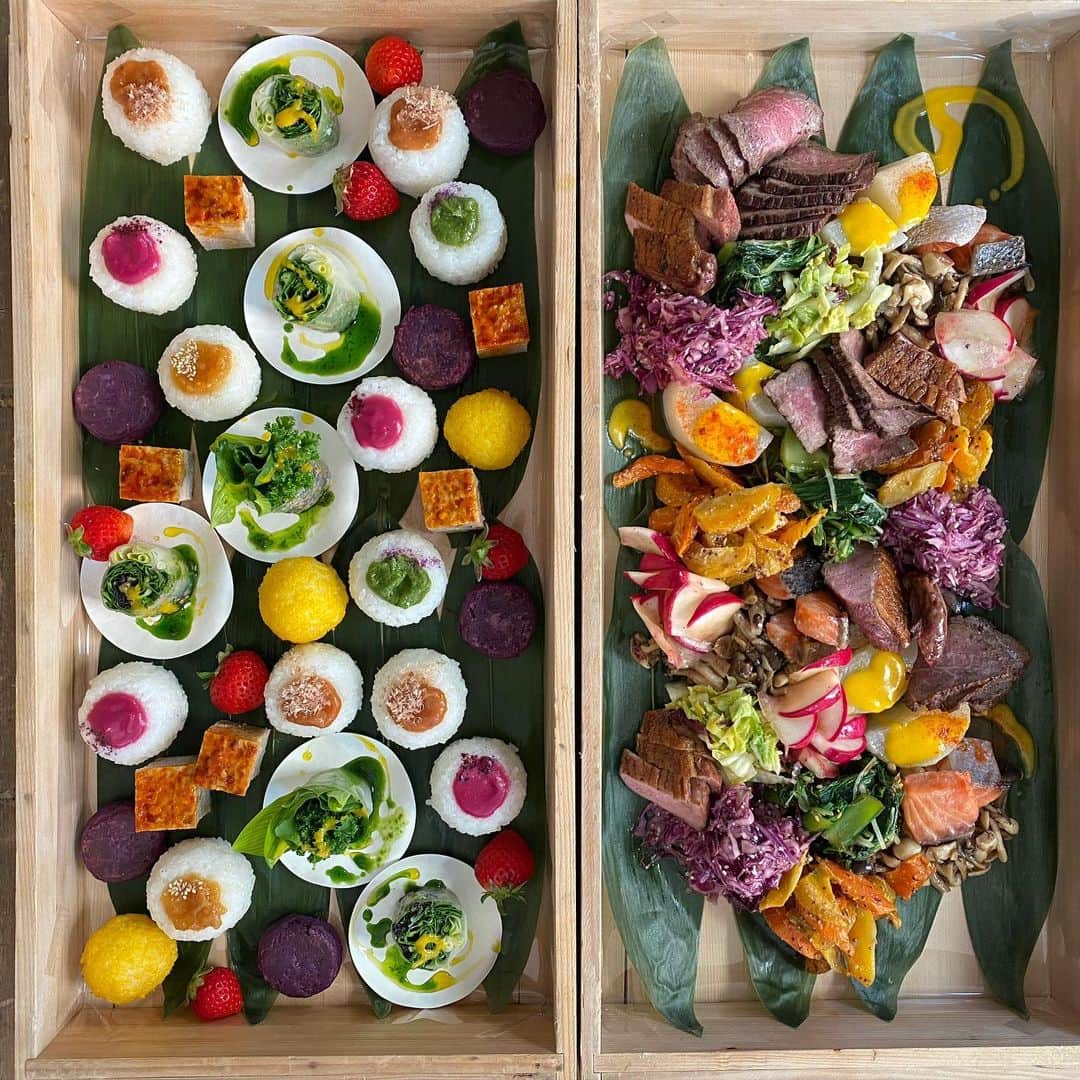 MOMOEのインスタグラム：「木箱にお詰めして  鴨は低温調理でジューシーに まるまるとした苺  #diary #catering #momoe  #momoegohan」