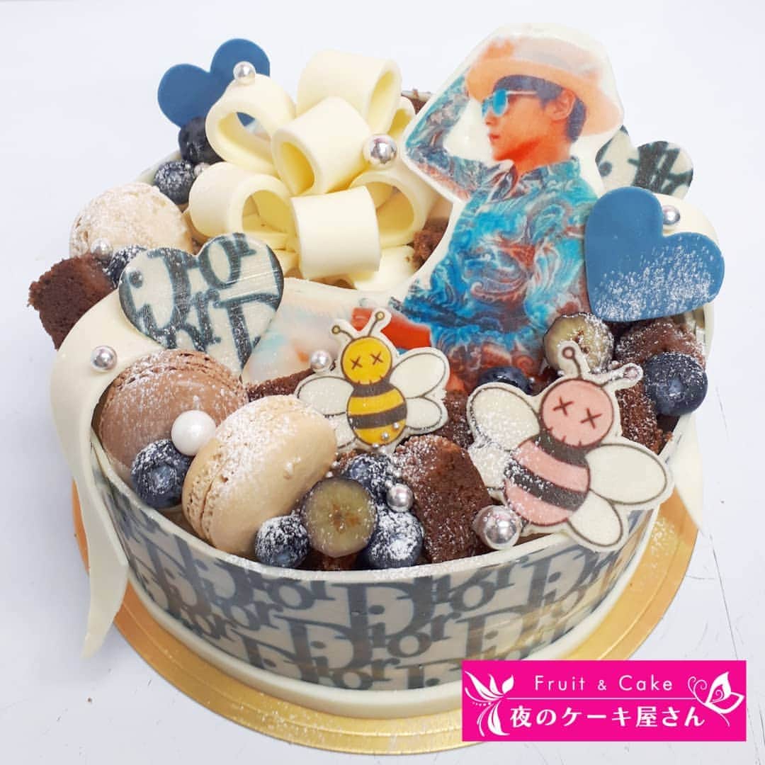 夜のケーキ屋さん♥Juli　(エディブルフラワー協会) のインスタグラム：「💙Dior×KAWS🐝 : イケメン大臣への誕生日ケーキ🎂 @moris___123 : 最近のイメージがDiorがお似合いなので、Diorイメージのケーキです🐝💙 : 実は、歌舞伎町時代から頼んでくれてる😭✨もう6年くらい👏 昔も、動画撮るの協力してくれたり、気さくで頼りやすくって色々と良くしていただきました🎉 : 今でも頼んでくれるの、ほんとに嬉しい🎂✨ ストーリーとかで昔からの活躍してた人たちが、今も更にかっこよくなって仲良くしてる投稿とか見ると、とっても嬉しくって、良い刺激もらってます🎉✨ : #ありがとうございます #夜のケーキ屋さん #オーダーケーキ」