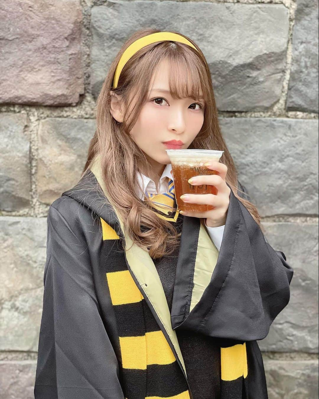 長嶋優里のインスタグラム：「♡ ．  バタービール🍺 ． ． ハリーポッターシリーズを全部観たので 秋に行ったハリポタユニバ何枚か投稿する🐈‍⬛💫 ． バタービール有名だから 沢山出てくるのかと思ってたら 1回しか(多分)出てこなくてビックリ😳 ． ． ．  #ユニバーサルスタジオジャパン #ユニバ #ユニバコーデ #usj #usjコーデ #ハリーポッター #ハリーポッターコーデ #ハリポタ #ハリポタコーデ #ホグワーツ #ホグワーツ城 #ホグワーツ生 #ハリポタエリア #ユニバハロウィン #バタービール #ハッフルパフ #hufflepuff #ホグワーツ魔法学校 #大阪旅行  ． ♡」