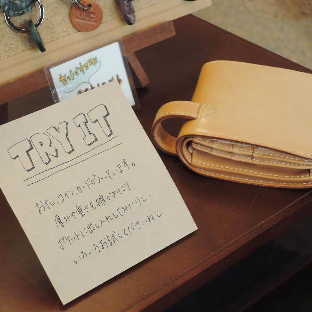 革財布のお店mic 自由が丘店さんのインスタグラム写真 - (革財布のお店mic 自由が丘店Instagram)「店頭のディスプレイをmicの人気アイテム「ヒップポケット革財布コーナー」に変更しました😊  ありがたいことにリピーターさんが多く、発売当初からずっと人気のあるロングセラーアイテムです。  パンツの後ろポケットに入れる専用のお財布は、二つ折り財布から長財布まで、色々な素材と形のものを取り揃えております。  実際にヒップポケット革財布の中に、ダミーのカード・コイン・お札を入れたものもご用意しております。 ご購入前に使用感や重さ、厚みなどが気になる方はご自由にお試しくたさいね！(入店時の手指消毒へのご協力をお願い致します🤚🏻✨)  それでは、皆様のご来店心よりお待ちしております。  ~~~~~~~  #mic #革小物とお財布のお店mic #自由が丘 #ヒップポケット革財布 #二つ折り財布 #長財布 #エイジング #ヌメ革 #革 #お財布 #leather #wallet #bifoldwallet #longwallet #bestseller  #jiyugaoka #japan」1月22日 17時03分 - mic_jiyugaoka