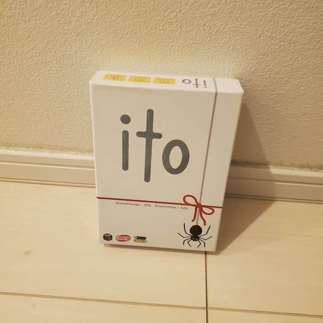 古賀隼斗のインスタグラム：「【コガハヤのボードゲーム紹介】  商品名 : ito(いと) 発売 : アークライト(Arclight) 人数2～99人？  難しさ★☆☆☆☆  今回は「ito(いと)」を紹介します。  ルールが簡単で、老若男女楽しめる最強のボードゲーム。  数字が1～100まで書いてあるカードをそれぞれ人数分ランダムで配ります。  自分の数字は開示せずに隠しておきます。  そして、お題カードに書いてあるお題を元にトークしていきます。  例えばお題が「無人島に持っていきたいもの」 だとします。  そしたら100に近いほど「持っていきたいとの」 1に近いほど「持っていきたくないもの」 を言います。  100ならTOKIOとか、ドラえもんとか。 1なら腐ったミカンとか、モザンビークとか。  それをみんな話し合った後、1から順番に見事に番号を揃えれるとクリア！  達成感が半端ないし、みんなで盛り上がれるので是非やってみて下さいませ〜！  #kanaboon #古賀隼斗 #ボードゲーム #ボードゲーム好きと繋がりたい #ito #いと」