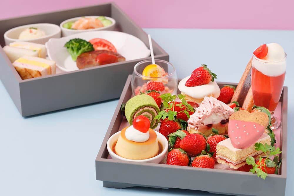 のインスタグラム：「*﻿ ＼明日より開催 💫いちごスイーツビュッフェ🍓／﻿ ﻿ 3階レストラン タワーテラスでは、安全・安心に配慮したワゴンサービス＆オーダービュッフェスタイルのいちごスイーツビュッフェ❤️✨﻿ 『Sweets Buffet ～Strawberry RETRO CAFE～』を、1月23日(土)～3月28日(日)の期間中、土・日・祝限定で開催いたします🤗﻿ 思わずキュンとするフォルムの〝レトロかわいい″いちごスイーツと、どこか懐かしくて温かみのある純喫茶風セイボリーが勢揃い✨﻿ ﻿ 今回は「アソートボックス」をご紹介🍓🍓﻿ 最初にお席へとお届けするスイーツ＆セイボリーの盛り合わせ。﻿ フレッシュいちご🍓をごろごろと配した、いちご畑のような上段は、レトロポップなフォルムが映える「クリームソーダ風ゼリー」や「かためプリン」などフォトジェニックなスイーツが登場🎵﻿ 下段では、懐かしい味わいの「ハンバーグ」や「りんご入りポテトサラダ」などノスタルジックなセイボリーをお楽しみいただけます😊﻿ ﻿ 多彩ないちごスイーツと共に充実したセイボリーを取り揃えた﻿スイーツ🍰ビュッフェで﻿ 心ときめくひとときをお過ごしください💖💖﻿ ﻿ 詳細はプロフィールのURLをクリック﻿ ﻿ ■Sweets Buffet ～Strawberry RETRO CAFE～■﻿ ﻿ 【開催期間】2021年1月23日(土)～2021年3月28日(日)﻿ ※土・日・祝限定開催﻿ 【営業時間】11:00～17:00(最終入店15:00)※120分制﻿ ※混雑を避けるため、入店時間を30分単位で区切り、人数を制限しております。﻿ 【料金】大人:4,800円 小人:3,000円 幼児:1,500円﻿ ※国や自治体の方針により、営業日・時間は予告なく変更になる場合があります。﻿ ﻿ ご予約・お問い合わせ﻿ 075-371-3370﻿ (レストラン予約10:00～18:00)」