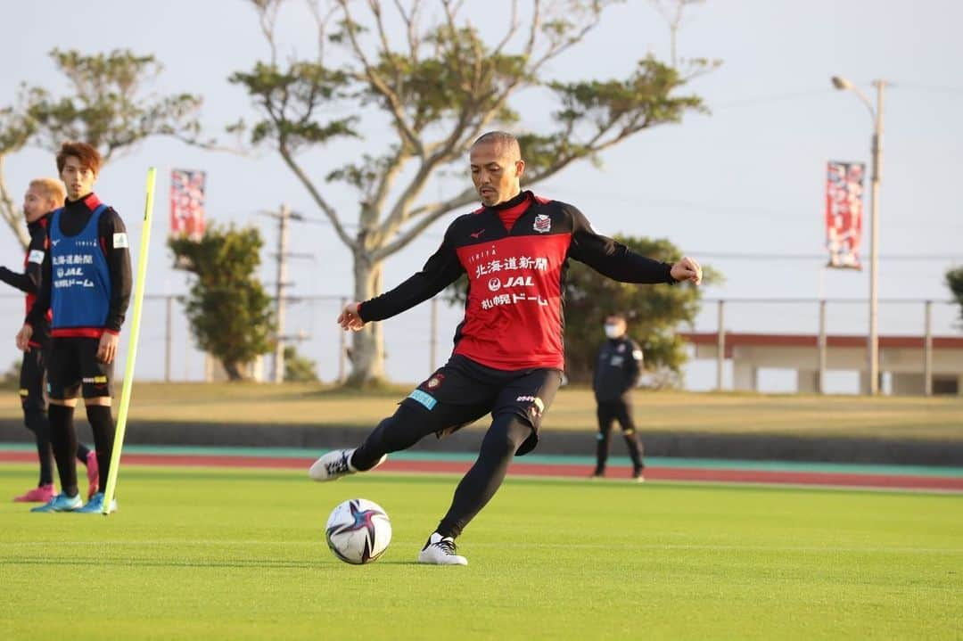 小野伸二さんのインスタグラム写真 - (小野伸二Instagram)「ハイサーイ🙋‍♂️ 沖縄キャンプ始まって5日目。 久しぶりの空間を楽しんでます🤙  皆で良い雰囲氣を作りながら、トレーニングに励んでいきま〜す🤩  #サッカー  #楽しむ  #沖縄キャンプ2021  #北海道コンサドーレ札幌  #金武陸上競技場  #asics」1月22日 17時11分 - shinjiono7