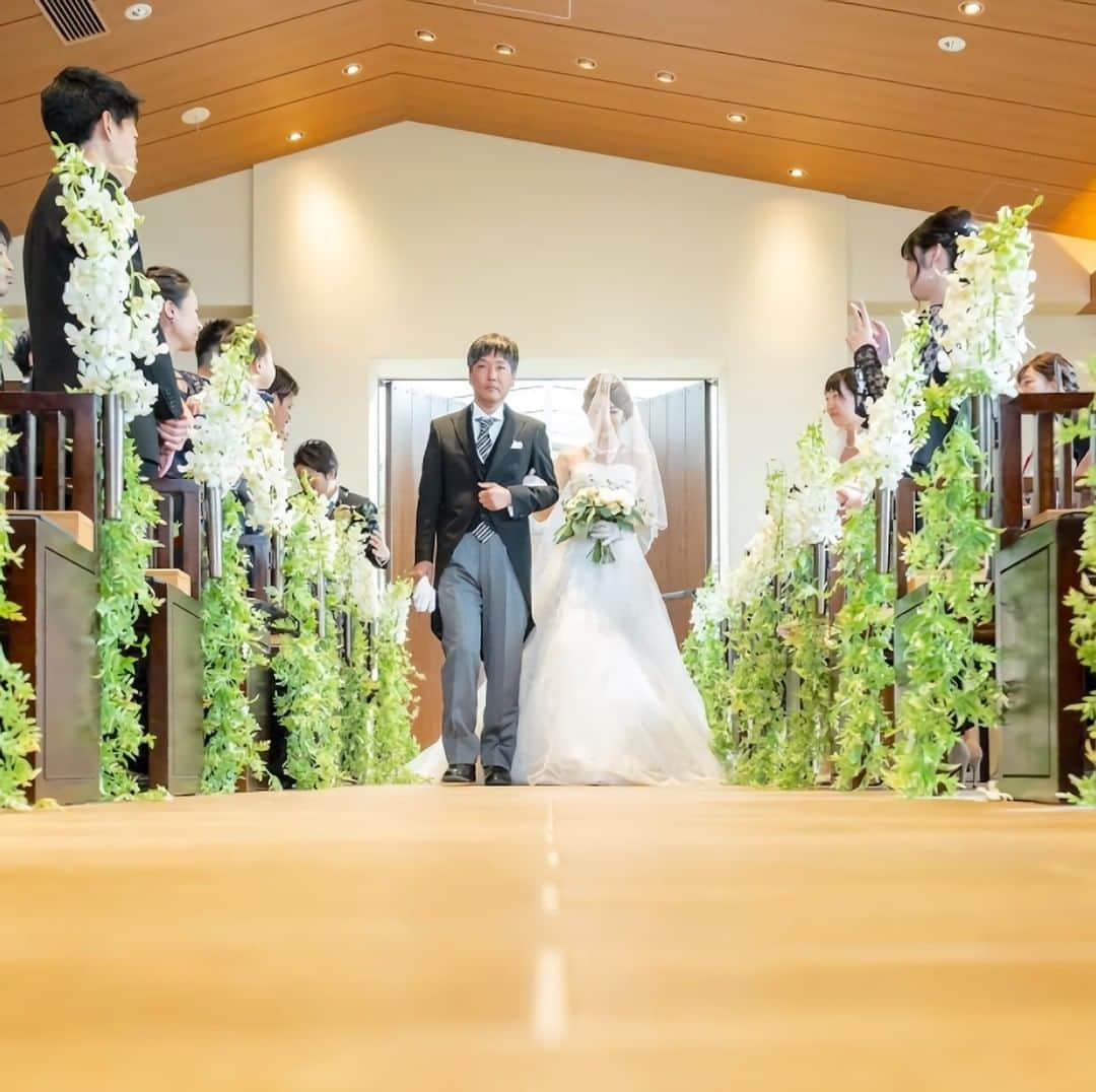 KIYOMIZU京都東山 公式さんのインスタグラム写真 - (KIYOMIZU京都東山 公式Instagram)「. お父さまと歩く 憧れのバージンロード。 一歩ずつ新郎さまのもとへと歩みを寄せ 新たな人生へ* . ---------------------- . @kiyomizu_kyoto_higashiyama をフォローし 【#kiyomizu京都東山】で検索してくださいね❖ . #スタイルズ花嫁 #KIYOMIZU京都東山 #KIYOMIZU花嫁 #ブライダルハウスtutu #シェアーズヘアメイク #ローラアシュレイドレス #wedding #ウェディングレポ #チャペル #ブライダルフェア #プレ花嫁 #卒花 #結婚式 #結婚式場 #結婚式準備 #京都 #京都花嫁 #関西花嫁 #京都婚 #令和花嫁  #大人花嫁 #DRESSY花嫁 #ウェディング #ウェディングアイテム  #入場 #花嫁準備  #演出 #挙式 #バージンロード」1月22日 17時11分 - kiyomizu_kyoto_higashiyama