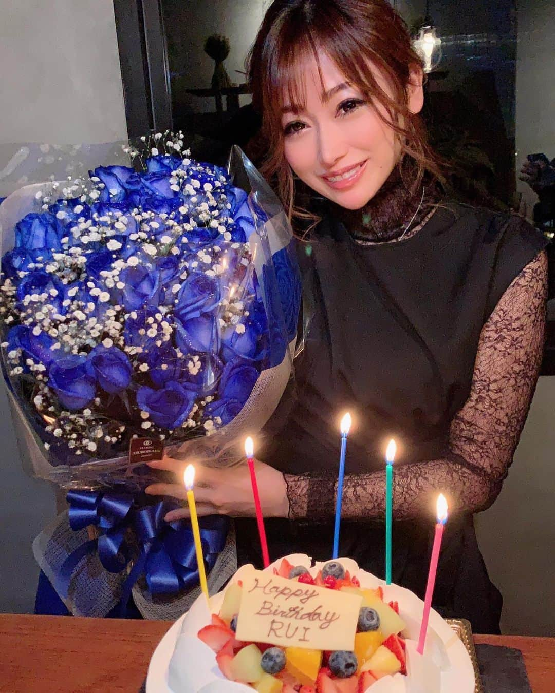 星咲るいさんのインスタグラム写真 - (星咲るいInstagram)「私の好きな青い薔薇💙💙💙 . #happybirthday #薔薇#青薔薇#誕生日#花束#料理#韓国料理#フレンチ#ヘアスタイル#アップヘア#ヘアアレンジ#トレーニング#fitness#ジム#筋トレ女子#ダイエット#レシピ#グルメ#インスタ映え#美容#キャバ嬢#撮影#モデル#ホワイトステージ#星咲るい#錦#キャバクラ」1月22日 17時13分 - rui.hoshizaki