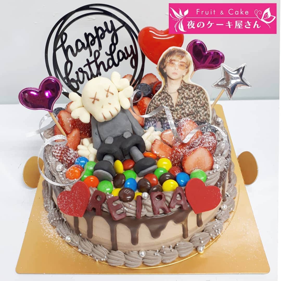 夜のケーキ屋さん♥Juli　(エディブルフラワー協会) のインスタグラム：「@moris___123 → @reira.rhythm 🎂🎉 : 桐生レイラさんへの誕生日ケーキ😳✨✨ カラフルなチョコレートケーキに、イケメンな写真プレートと、キャラクターを一緒にのせて、POPな仕上がりです🎂🍫 : いつもありがとうございます🎂✨ : : #過去投稿 📷 #夜のケーキ屋さん #写真ケーキ #オーダーケーキ」