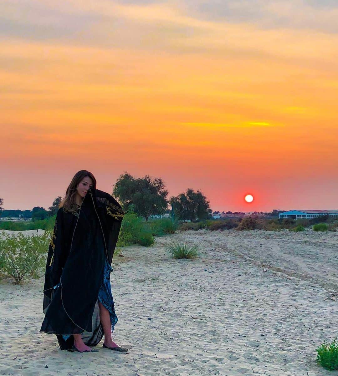 myumyuさんのインスタグラム写真 - (myumyuInstagram)「砂漠に沈む夕陽🏜  なんか想像してる砂漠より木多い🌳笑  #dubai #desert #desertdubai #Arabian #sunset #sunsetlover #サンセット#夕陽#ドバイ#砂漠」1月22日 17時17分 - myumyu_travel_bikini