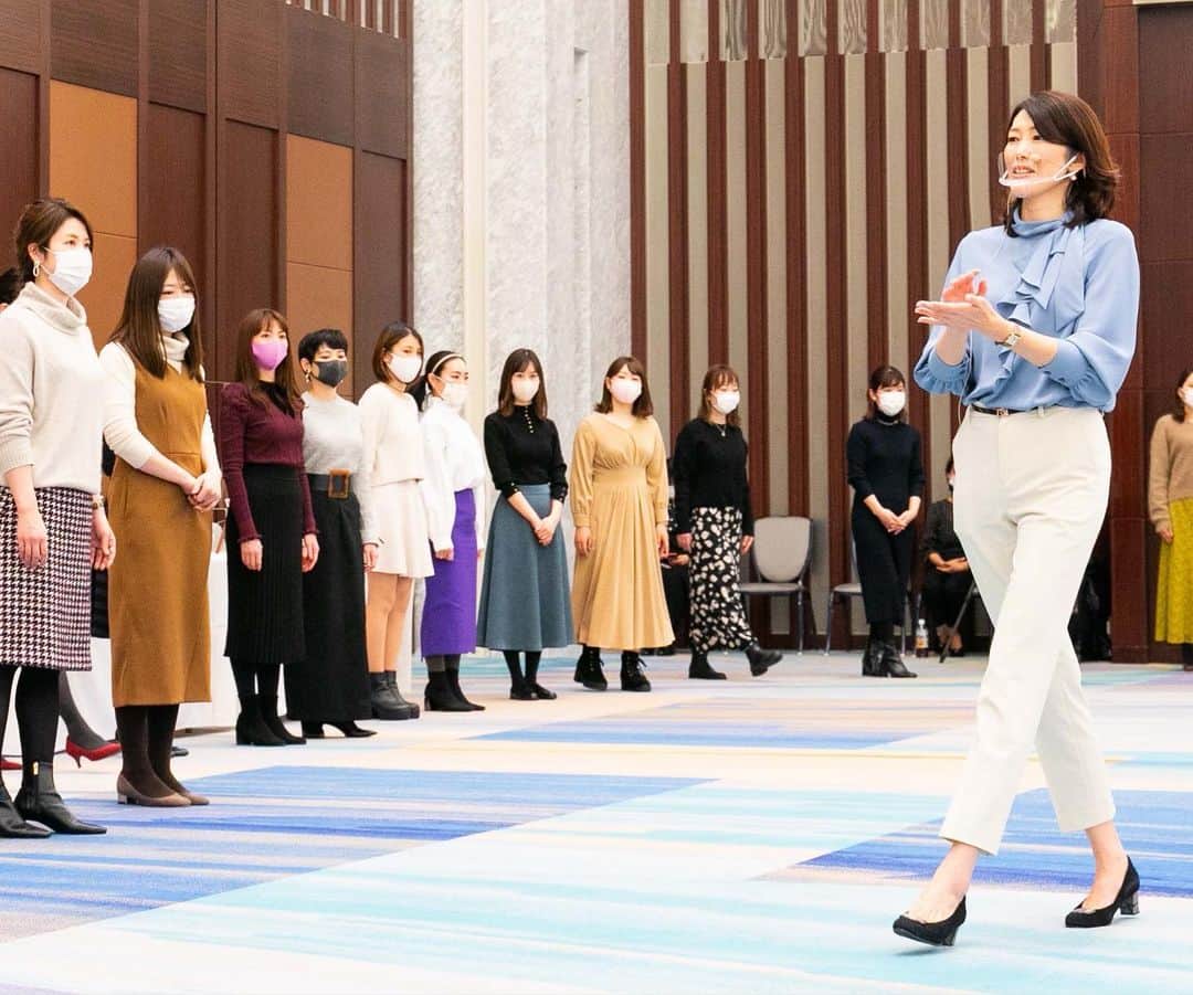 清水春名のインスタグラム：「モデルインストラクター協会テクニカルディレクターウォーキングスタイリスト清水春名です。  幻冬舎GINGERビューティーキャンプイベントにて、 ウォーキングセミナー講師をさせて頂きました😊 ザ・プリンスパークタワー東京で、 初の1泊2日の宿泊イベントとのこと。  ウォーキング、スキンケア、メイク、朝ランのプログラム。 美容に良いお食事、メイク用品やランニングシューズのお土産付きと、とっても豪華なイベントでした❣️  私からは、姿勢とウォーキング、美脚の座り方をレクチャーしました。やはり姿勢がよいとオーラが数段アップしますね！ GINGERさま、参加者の皆様ありがとうございました✨  モデルインストラクター協会の講師お二人にもアシスタントで入っていただきました！お疲れ様でした😆  #清水春名 #モデルインストラクター協会 #ウォーキング講師 #ginger #gingerbeautycamp #ザプリンスパークタワー東京 #ウォーキングスタイリスト」