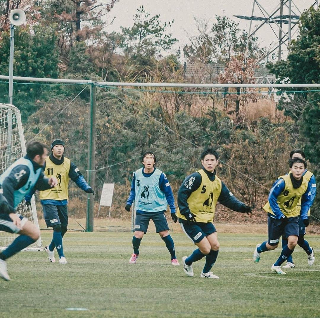 横浜FCさんのインスタグラム写真 - (横浜FCInstagram)「- 一次キャンプ3日目。 雨の中でのトレーニング。 - #yokohamafc #横浜FC #RECORDTHEBLUE #JLEAGUE #Jリーグ」1月22日 17時22分 - yokohamafc_official