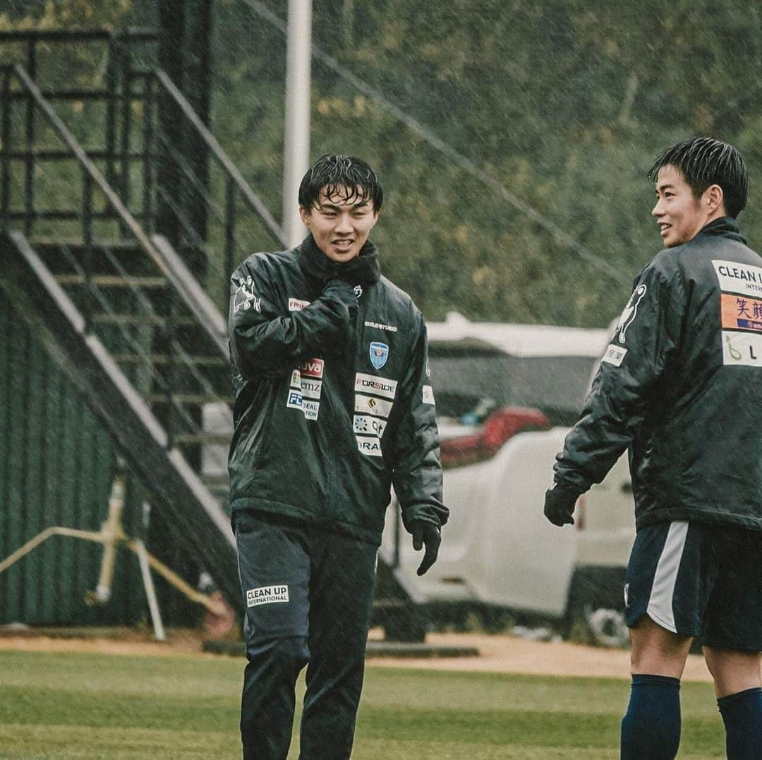 横浜FCさんのインスタグラム写真 - (横浜FCInstagram)「- 一次キャンプ3日目。 雨の中でのトレーニング。 - #yokohamafc #横浜FC #RECORDTHEBLUE #JLEAGUE #Jリーグ」1月22日 17時22分 - yokohamafc_official